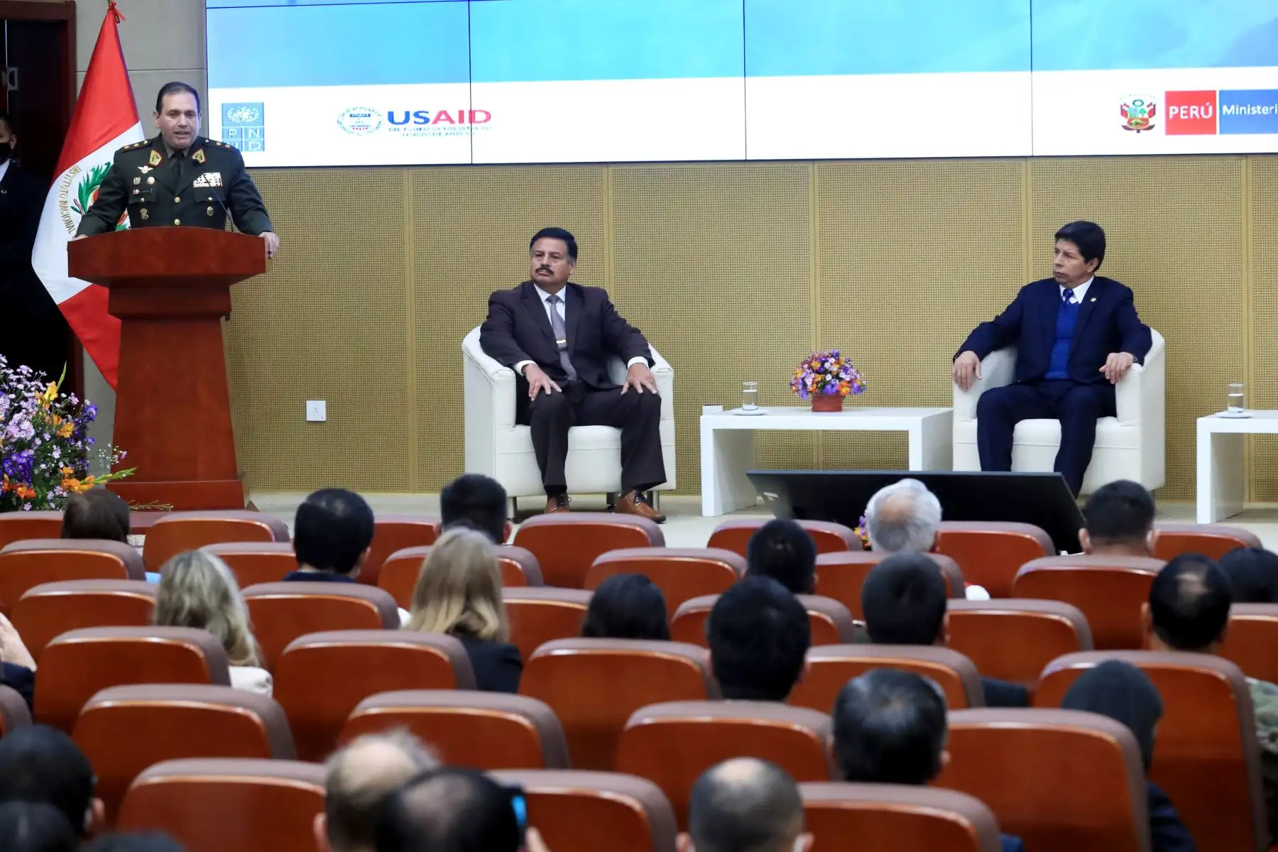 El Presidente de la República, Pedro Castillo, junto al ministro de Defensa, Daniel Barragán, participan en el I Foro “Desafíos de la Gestión del Riesgo de Desastres en el Perú, por un país inclusivo y mejor preparado”, en el marco del 35.° aniversario de creación del INDECI.
Foto: ANDINA/MINDEF