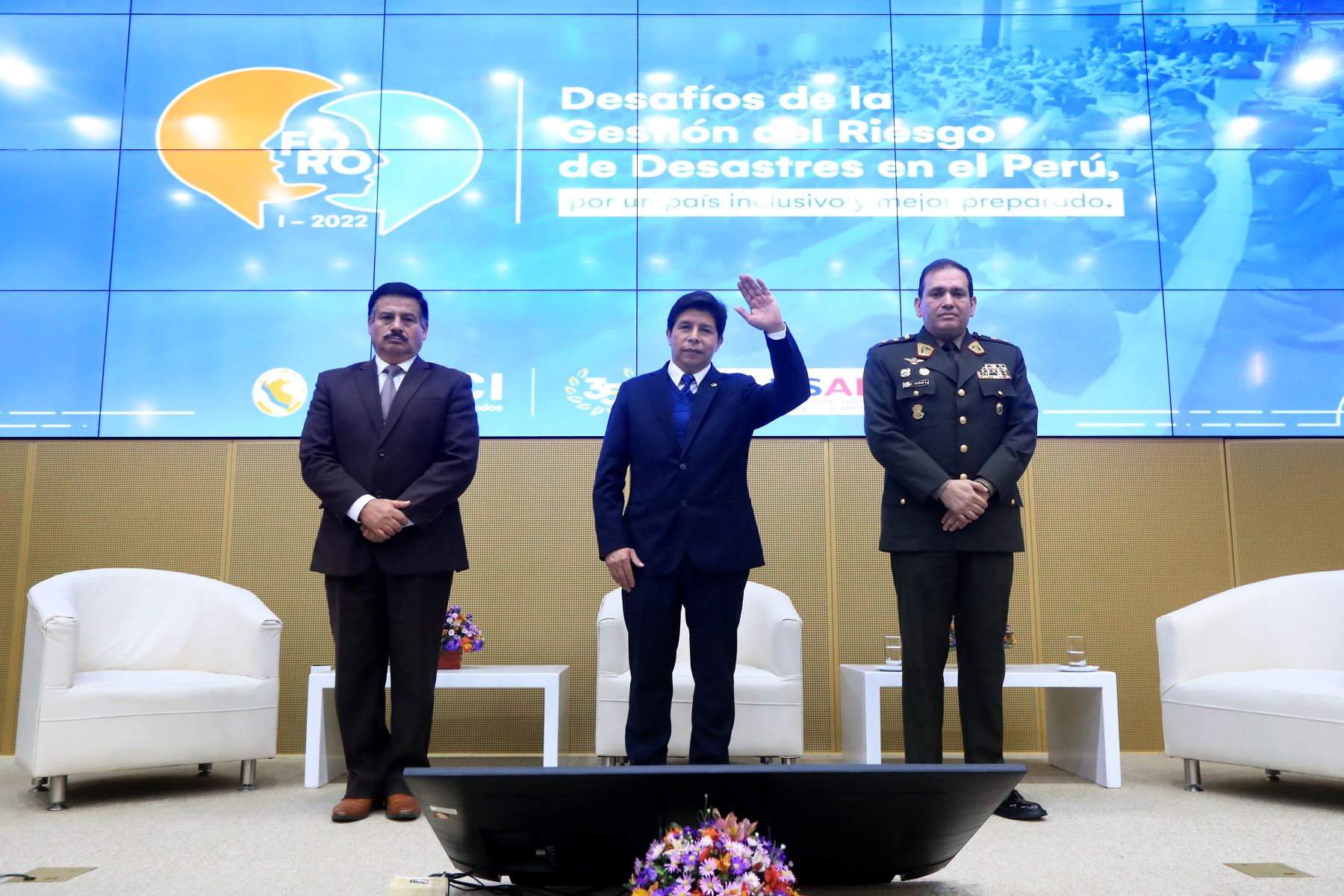 El Presidente de la República, Pedro Castillo, junto al ministro de Defensa, Daniel Barragán, participan en el I Foro “Desafíos de la Gestión del Riesgo de Desastres en el Perú, por un país inclusivo y mejor preparado”, en el marco del 35.° aniversario de creación del INDECI.
Foto: ANDINA/MINDEF