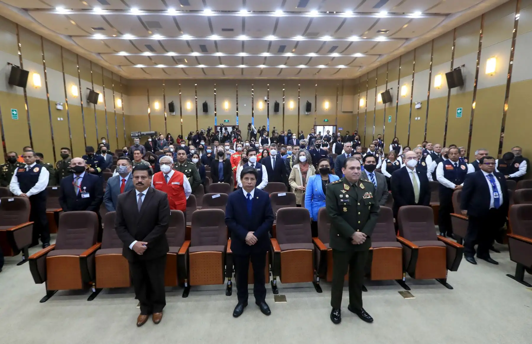 El Presidente de la República, Pedro Castillo, junto al ministro de Defensa, Daniel Barragán, participan en el I Foro “Desafíos de la Gestión del Riesgo de Desastres en el Perú, por un país inclusivo y mejor preparado”, en el marco del 35.° aniversario de creación del INDECI.
Foto: ANDINA/MINDEF