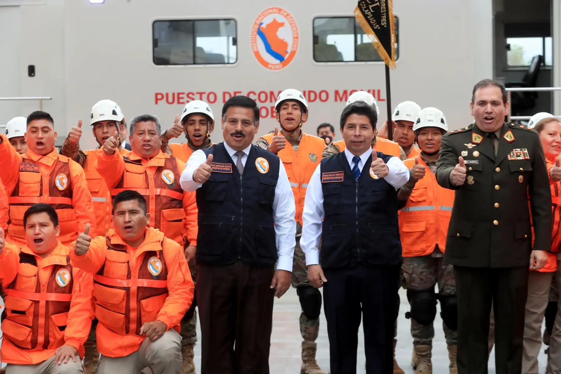 El Presidente de la República, Pedro Castillo, junto al ministro de Defensa, Daniel Barragán, participan en el I Foro “Desafíos de la Gestión del Riesgo de Desastres en el Perú, por un país inclusivo y mejor preparado”, en el marco del 35.° aniversario de creación del INDECI.
Foto: ANDINA/MINDEF