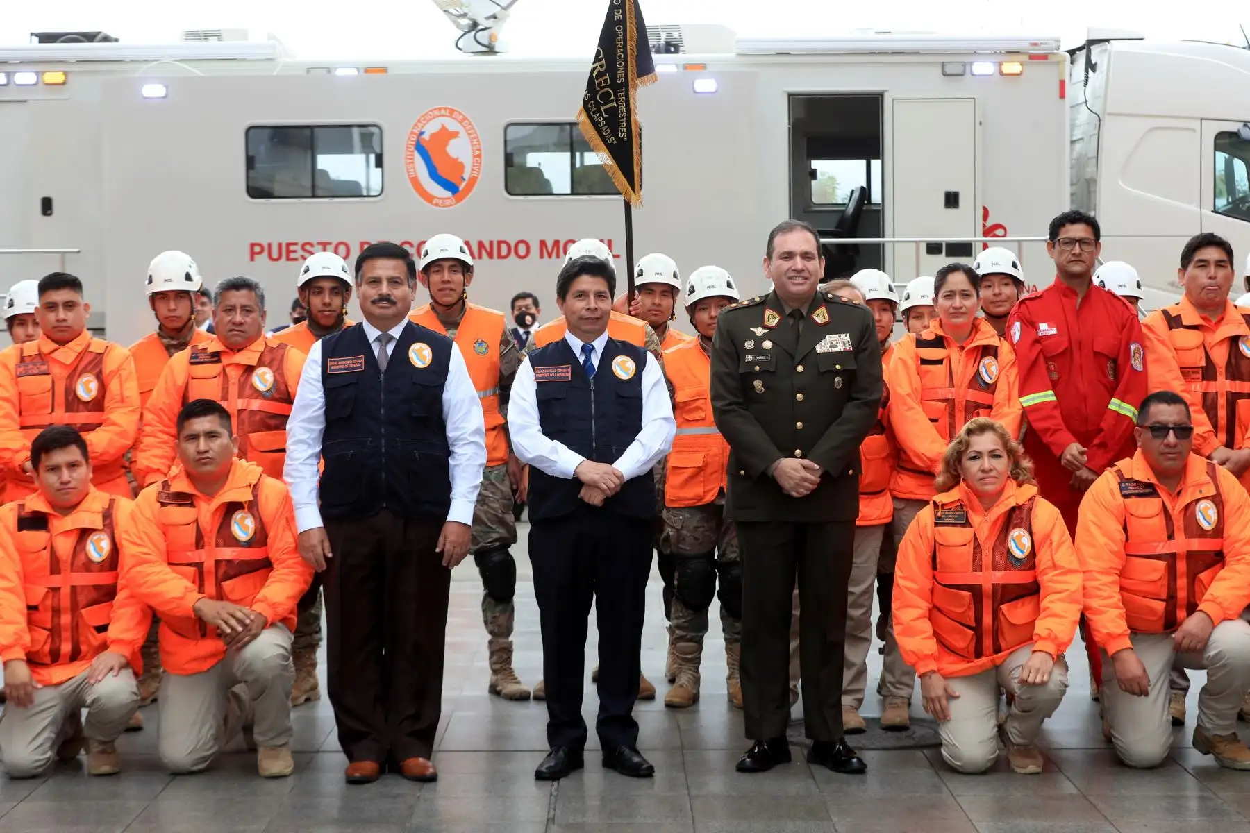 El Presidente de la República, Pedro Castillo, junto al ministro de Defensa, Daniel Barragán, participan en el I Foro “Desafíos de la Gestión del Riesgo de Desastres en el Perú, por un país inclusivo y mejor preparado”, en el marco del 35.° aniversario de creación del INDECI.
Foto: ANDINA/MINDEF
