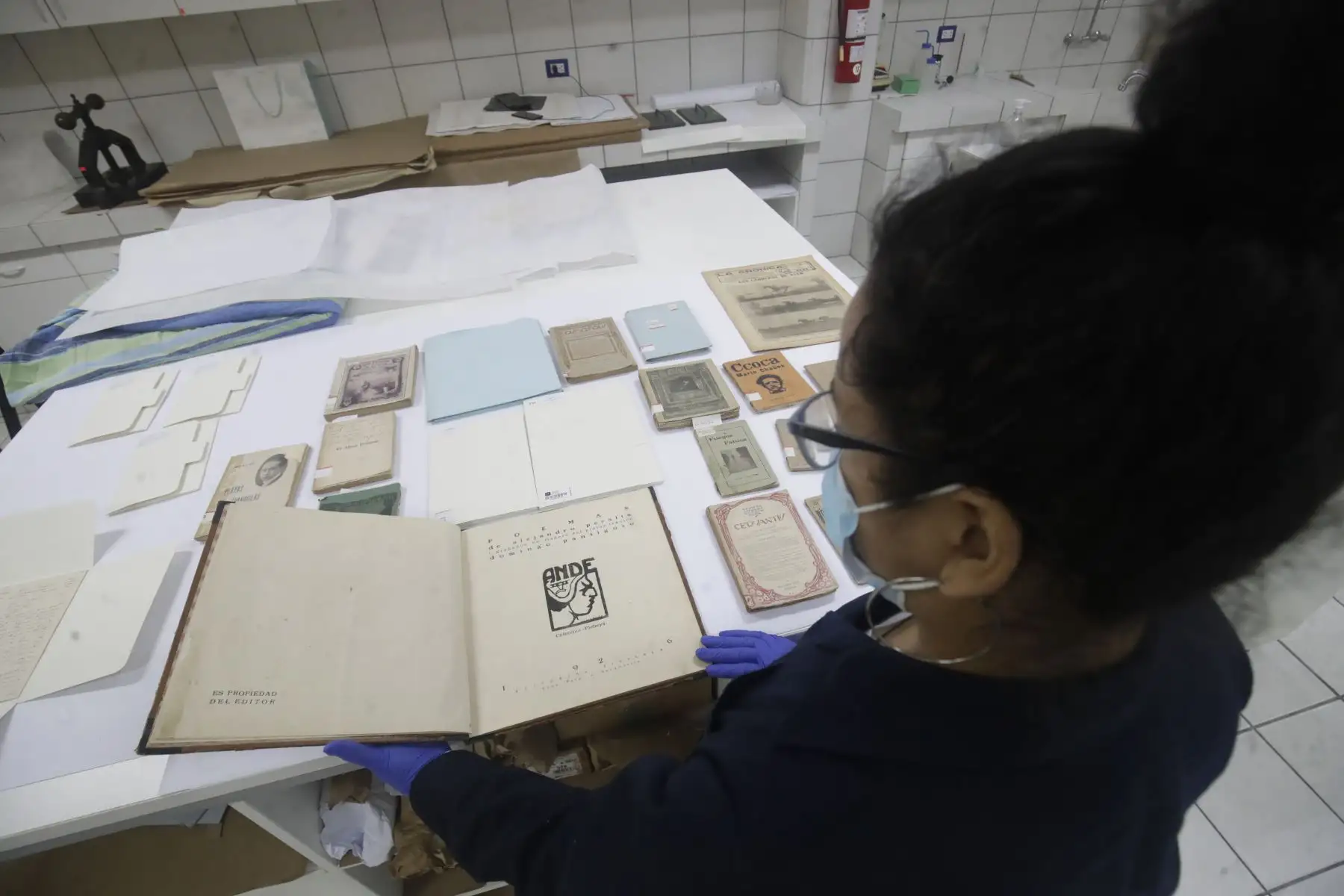 La exposición Contra todas las contras, es un pequeño muestrario de todo lo que la BNP tiene sobre César Vallejo. De todas sus obras, cartas, dedicatorias, libros, material propio como acerca de él, diseminados en las distintas colecciones. Esta exposición en particular tiene por hilo curatorial el poemario Trilce y su contexto artístico y social.

Foto: ANDINA/Juan Carlos Guzmán