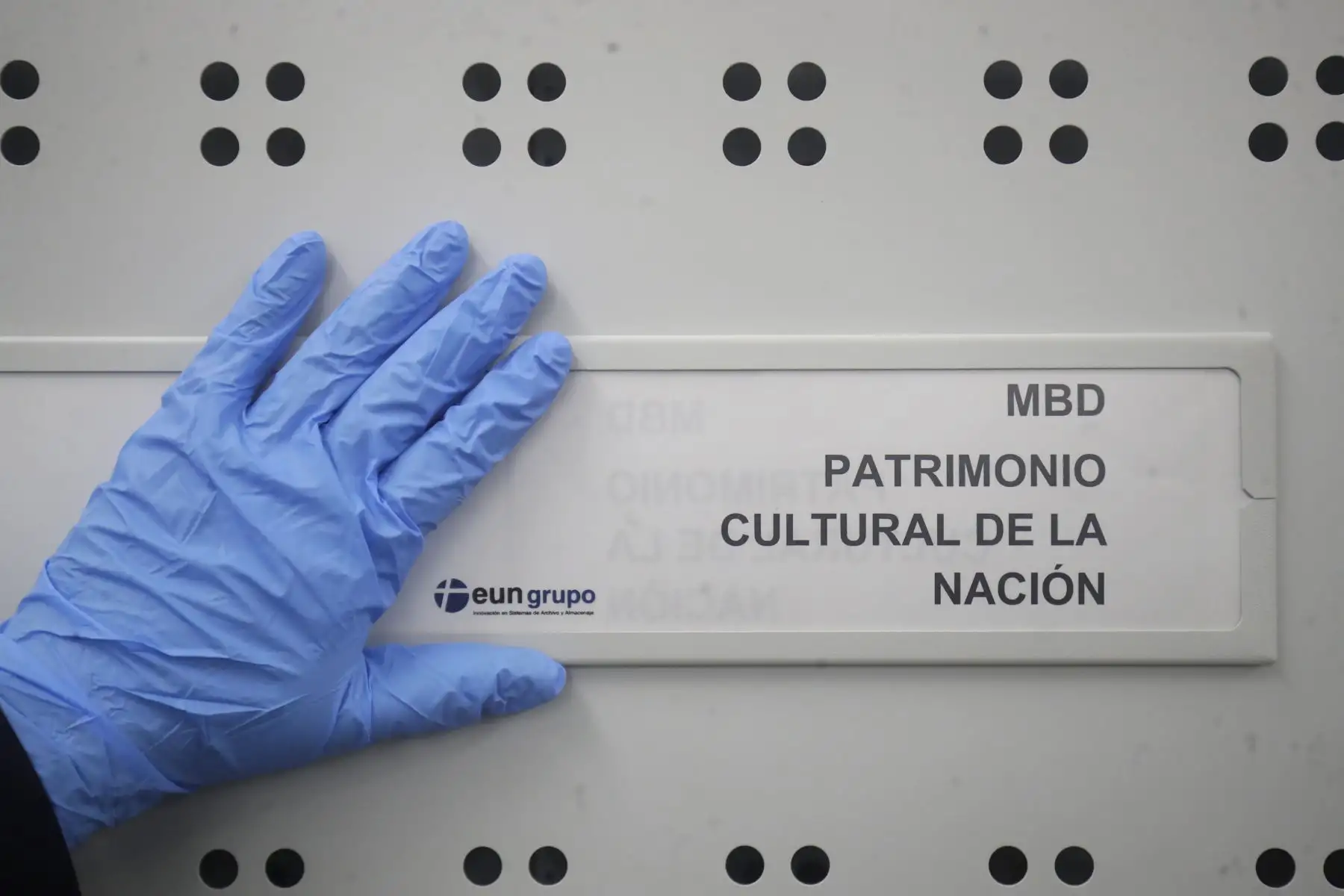 En el sótano de la BNP samborjina, la especialista en conservación de papel, María Cuenca, nos recibe en el Taller de Restauración. Ahí, cartas, periódicos y libros, todo lo que formará parte de la exposición vallejiana ha sido inspeccionado para conocer el estado físico y químico del papel, y de ser necesario, el material será “intervenido” y “estabilizado”.

Foto: ANDINA/Juan Carlos Guzmán