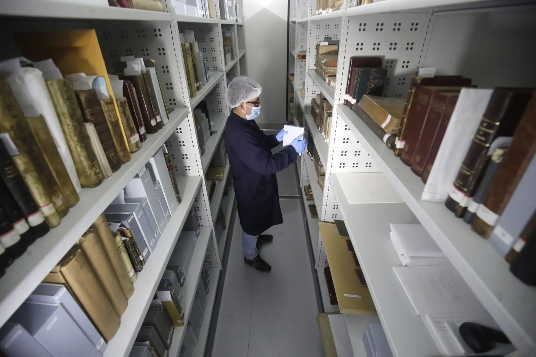 En el sótano de la BNP samborjina, la especialista en conservación de papel, María Cuenca, nos recibe en el Taller de Restauración. Ahí, cartas, periódicos y libros, todo lo que formará parte de la exposición vallejiana ha sido inspeccionado para conocer el estado físico y químico del papel, y de ser necesario, el material será “intervenido” y “estabilizado”.

Foto: ANDINA/Juan Carlos Guzmán
