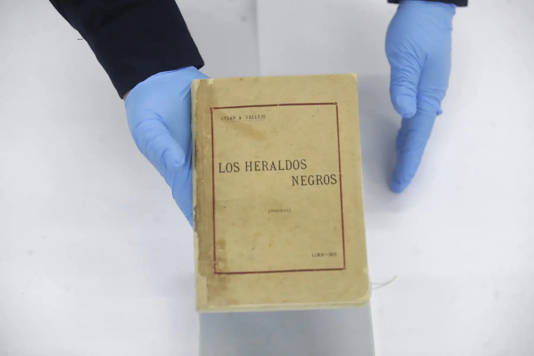 Los ejemplares de Los Heraldos Negros y Trilce, que el poeta de Santiago de Chuco dedicó a José María Eguren, formaron parte de la colección donada a la BNP por los familiares del periodista Luis Alayza y Paz Soldán.

Foto: ANDINA/Juan Carlos Guzmán