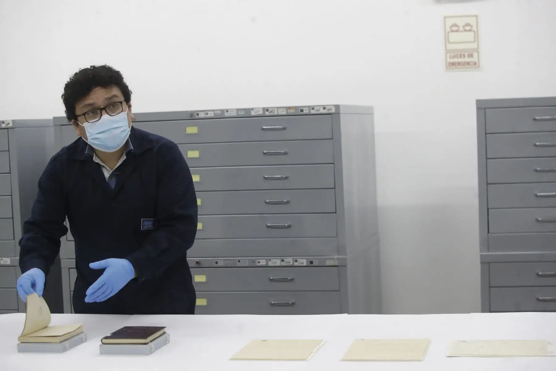 En el sótano de la BNP samborjina, la especialista en conservación de papel, María Cuenca, nos recibe en el Taller de Restauración. Ahí, cartas, periódicos y libros, todo lo que formará parte de la exposición vallejiana ha sido inspeccionado para conocer el estado físico y químico del papel, y de ser necesario, el material será “intervenido” y “estabilizado”..


Foto: ANDINA/Juan Carlos Guzmán