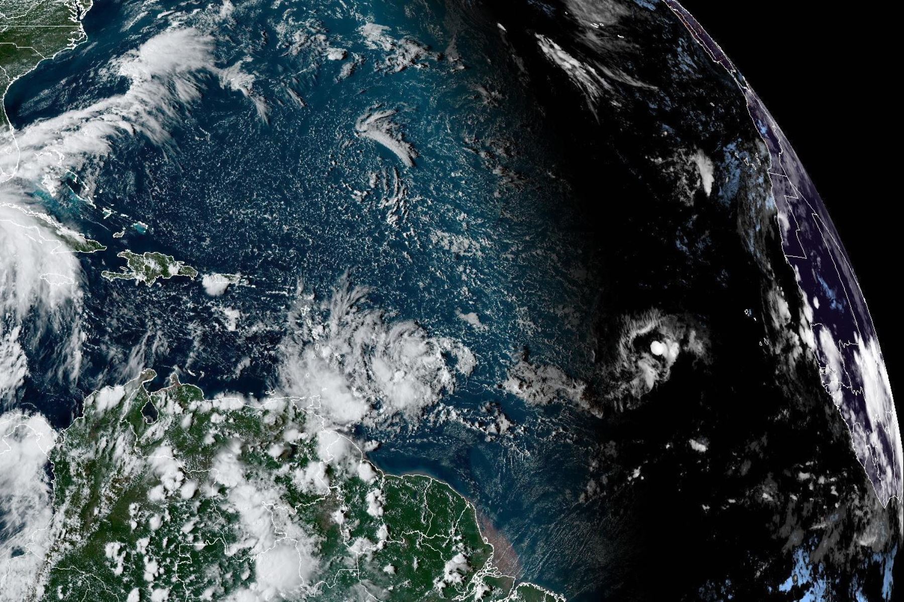 Imagen satelital cedida por la Oficina Nacional de Administración Oceánica y Atmosférica de Estados Unidos (NOAA) en la que se registra la localización del huracán Ian a unas 120 millas (190 km) de Gran Caimán. Foto: EFE/NOAA-NHC
