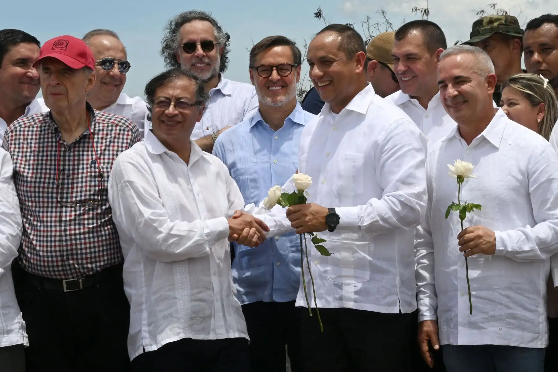 El presidente de Colombia, Gustavo Petro  y el ministro de Transporte de Venezuela, Ramón Velásquez, se dan la mano durante una ceremonia para abrir oficialmente su frontera terrestre, completamente cerrada desde 2019, en el Puente Internacional Simón Bolívar que conecta San Antonio del Táchira en Venezuela y Cúcuta en Colombia.
Foto: AFP