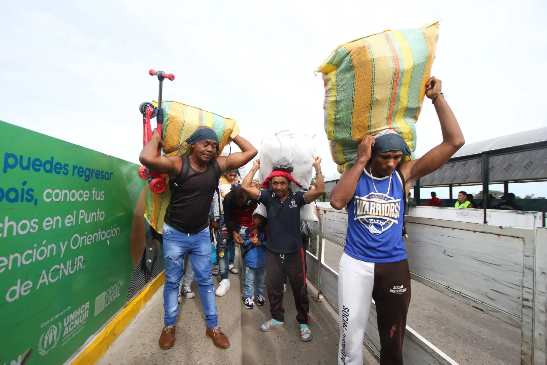 Venezolano camina por el Puente Internacional Simón Bolívar cuando regresa a San Antonio del Táchira en Venezuela después de comprar bienes en Cúcuta, Colombia, mientras los dos países reabren sus fronteras terrestres y aéreas, completamente cerradas desde 2019. 
Foto: AFP