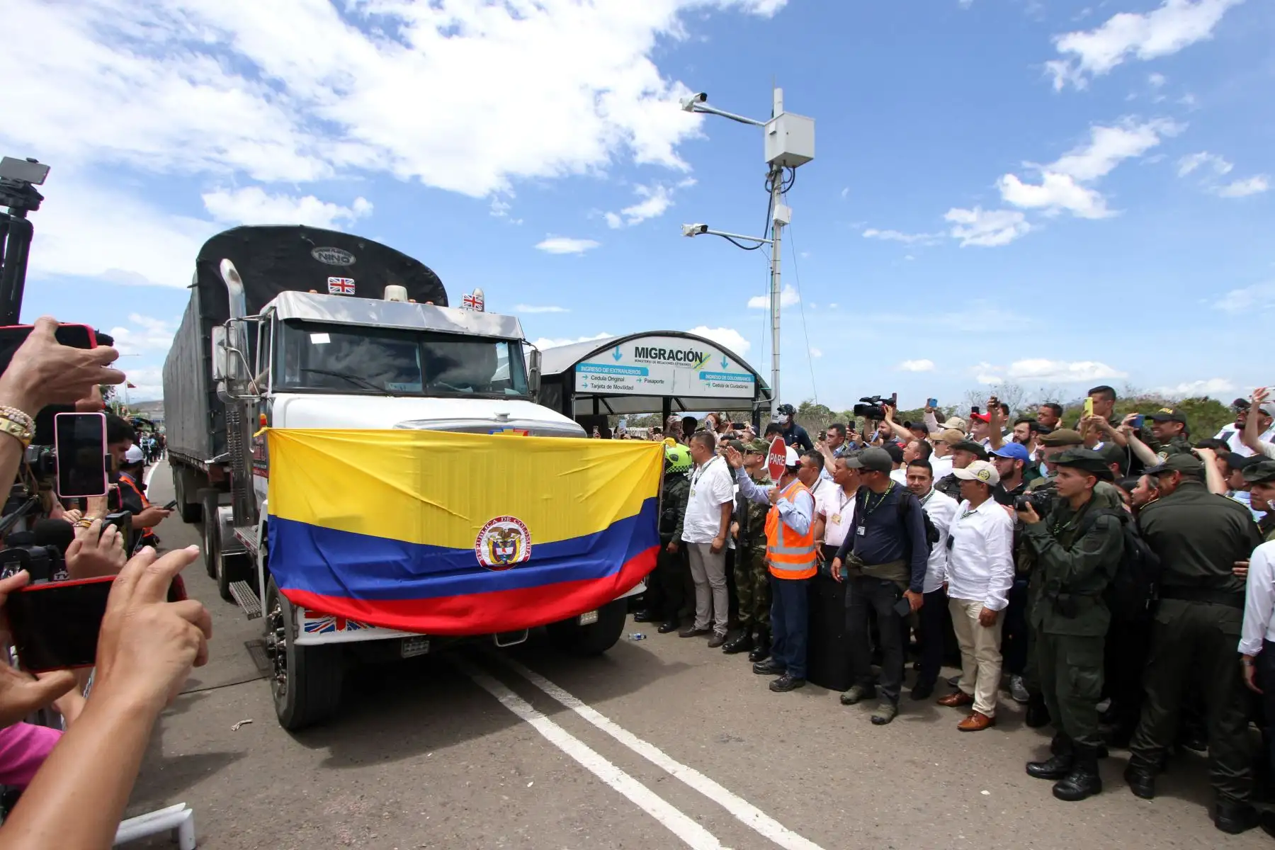 El primer camión procedente de Colombia cruza el Puente Internacional Simón Bolívar de Cúcuta a San Antonio del Táchira en Venezuela, durante la ceremonia de reapertura oficial de la frontera terrestre Venezuela-Colombia, cerrada desde 2019.
Foto: AFP