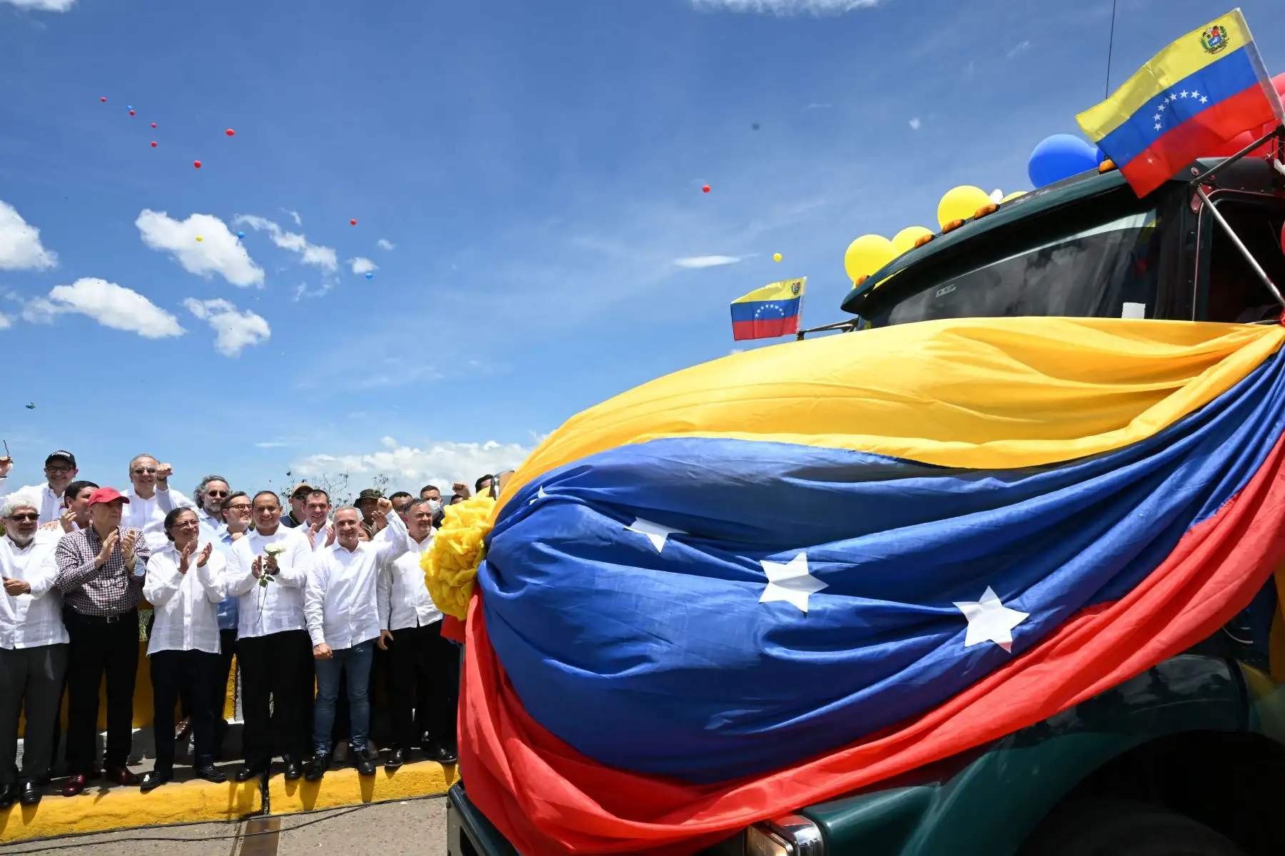 El presidente de Colombia, Gustavo Petro y el ministro de Transporte de Venezuela, Ramón Velásquez,  y el gobernador del estado de Táchira, Freddy Bernal , observan cómo el primer camión de Venezuela cruza el Puente Internacional Simón Bolívar desde San Antonio del Táchira hasta Cúcuta en Colombia.
Foto: AFP