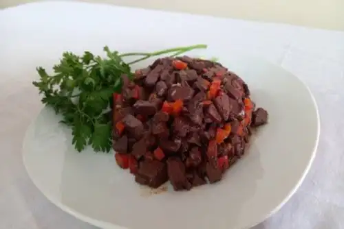 El nutritivo producto es obtenido a partir de la sangre de vacuno o cerdo o pollo, con o sin sal, con o sin vegetales.
