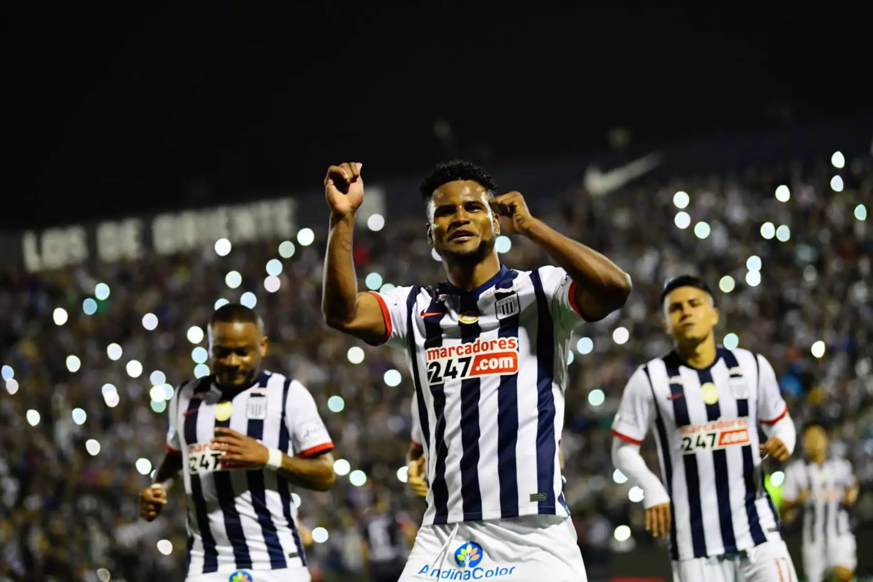 Aldair Rodríguez de Alianza Lima celebra su gol junto a sus compañeros tras anotar el segundo gol ante San Martín en el estadio Alejandro Villanueva por la jornada 13 del Clausura 2022 de Liga 1 Betsson.
Foto: Liga 1
