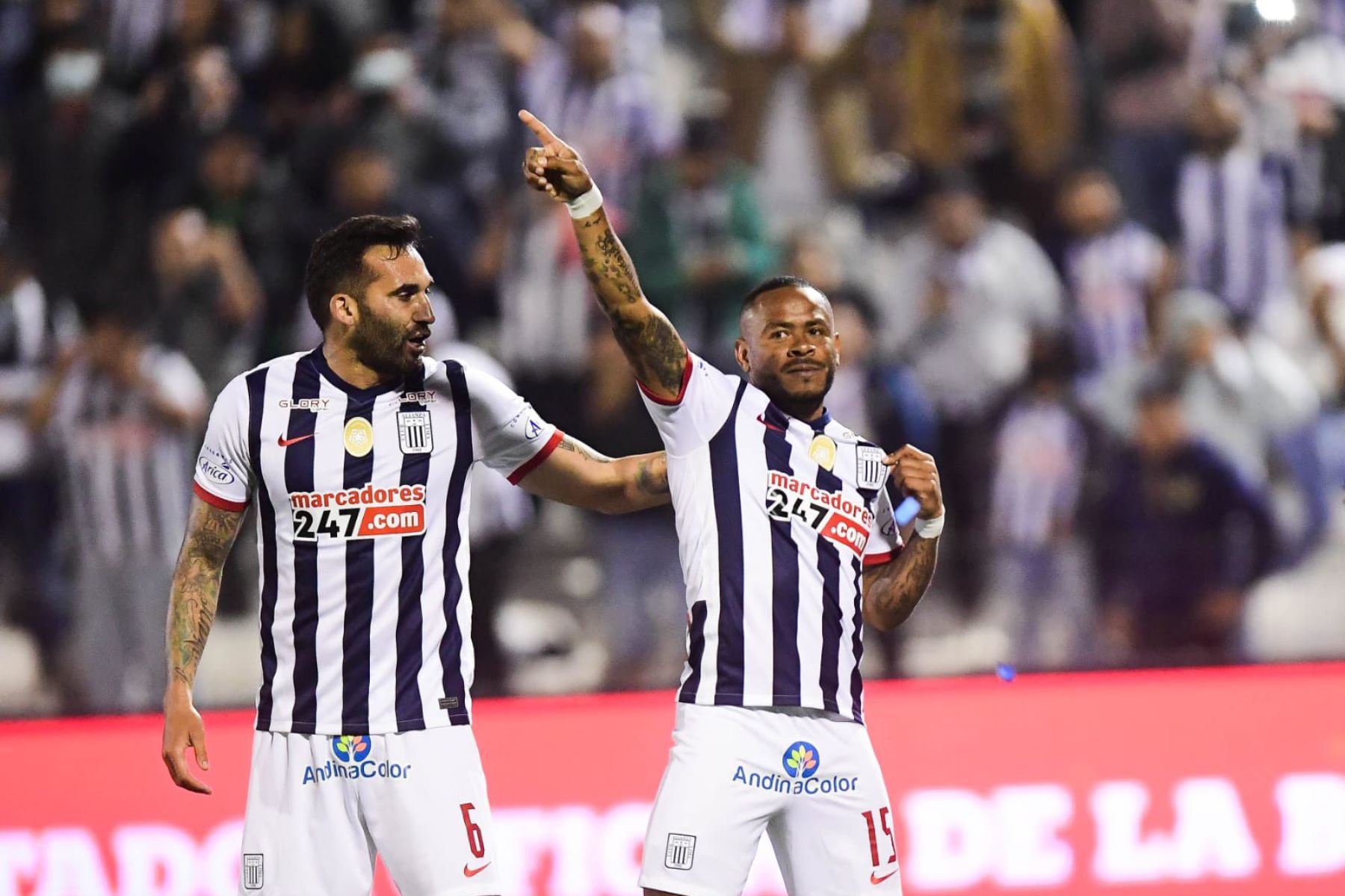 Wilmer Aguirre de Alianza Lima celebra su gol junto a sus compañeros tras anotar el primer gol ante San Martín en el estadio Alejandro Villanueva por la jornada 13 del Clausura 2022 de Liga 1 Betsson.
Foto: Liga 1