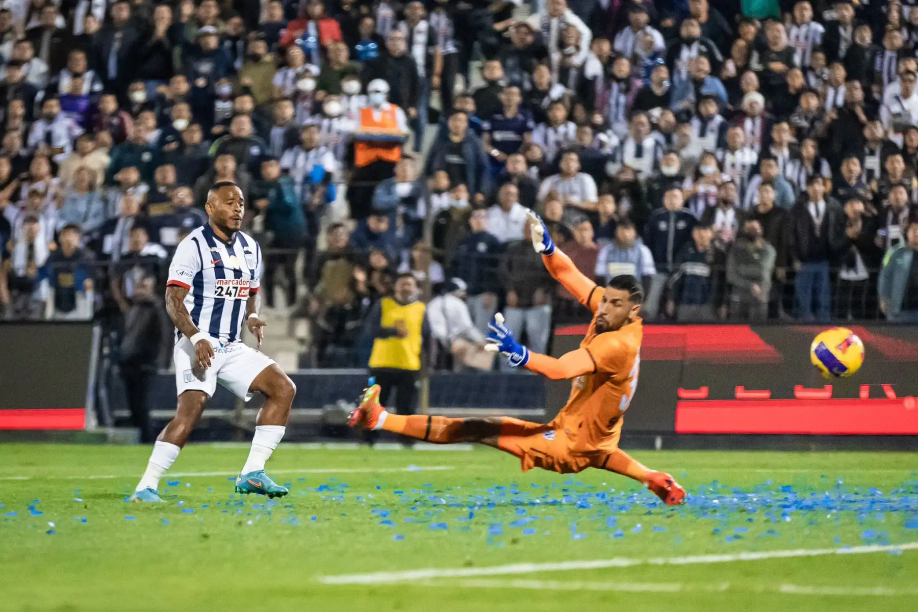 Wilmer Aguirre de Alianza Lima celebra su gol junto a sus compañeros tras anotar el primer gol ante San Martín en el estadio Alejandro Villanueva por la jornada 13 del Clausura 2022 de Liga 1 Betsson.
Foto: Alianza Lima