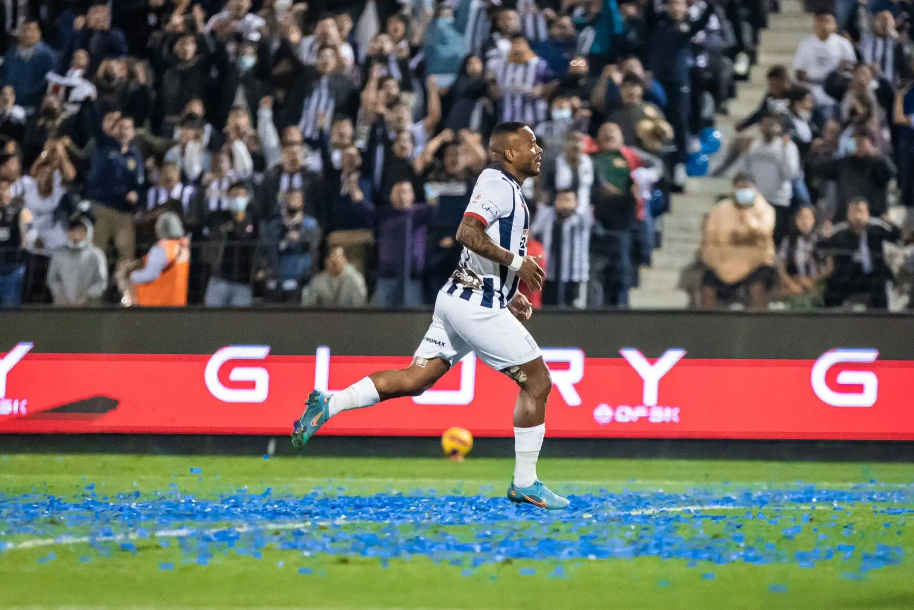 Wilmer Aguirre de Alianza Lima celebra su gol junto a sus compañeros tras anotar el primer gol ante San Martín en el estadio Alejandro Villanueva por la jornada 13 del Clausura 2022 de Liga 1 Betsson.
Foto: Alianza Lima