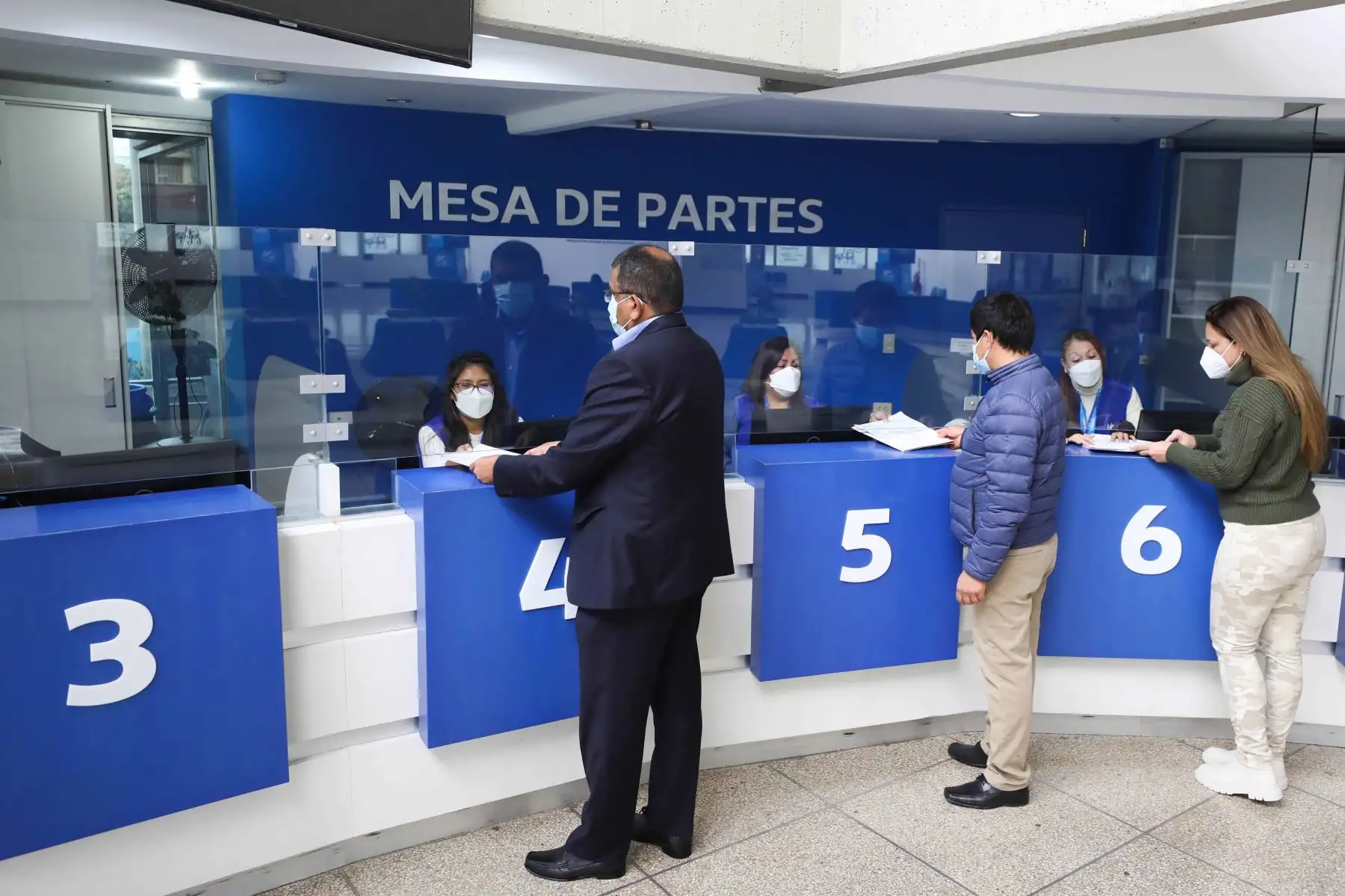 Desde hoy el Seguro Social de Salud (EsSalud) reanudó la atención presencial en la mesa de partes de su sede central, en Jesús María, donde el público podrá realizar trámites, así como presentar y recoger documentación diversa. Foto: ANDINA/ EsSalud