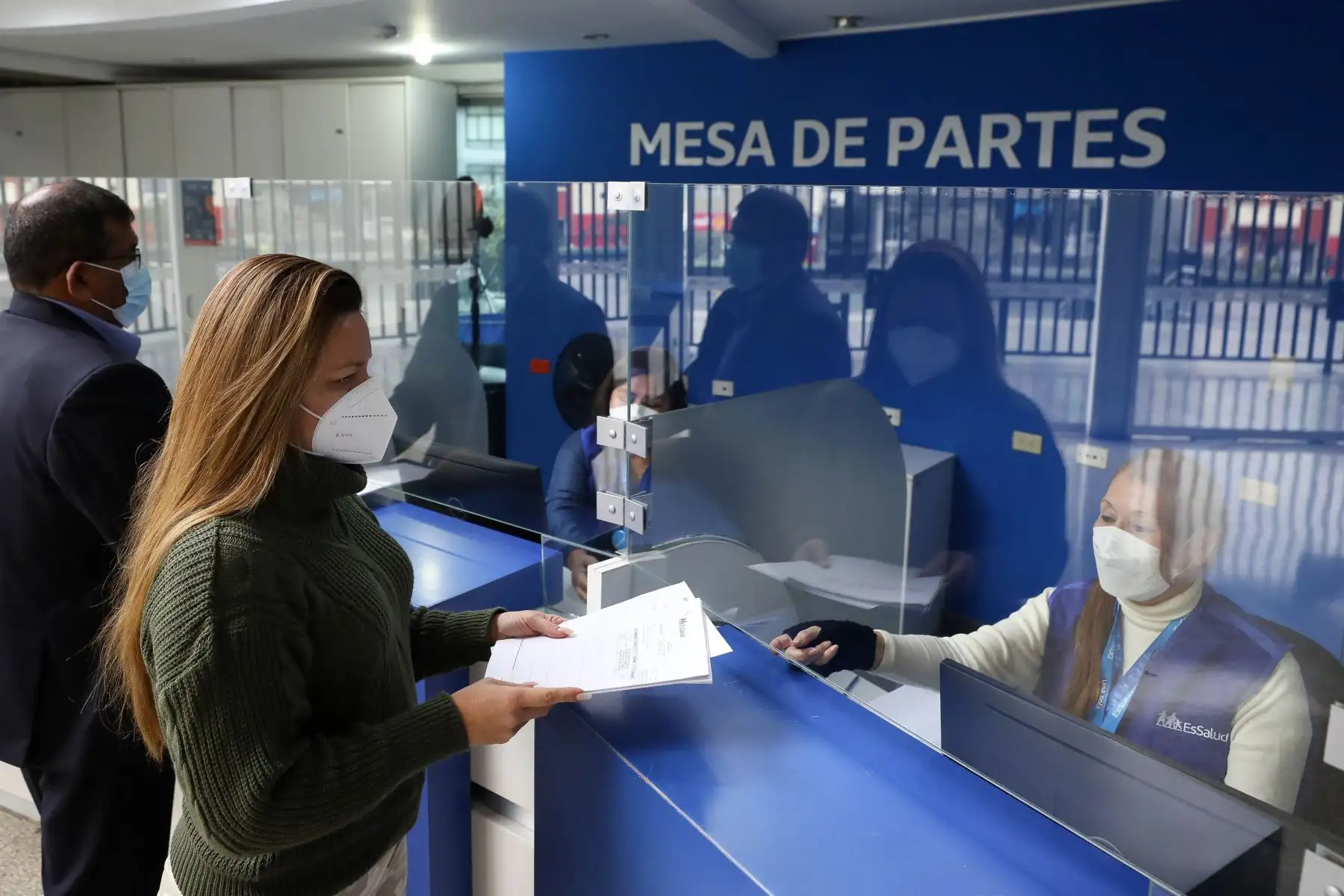 Desde hoy el Seguro Social de Salud (EsSalud) reanudó la atención presencial en la mesa de partes de su sede central, en Jesús María, donde el público podrá realizar trámites, así como presentar y recoger documentación diversa. Foto: ANDINA/ EsSalud