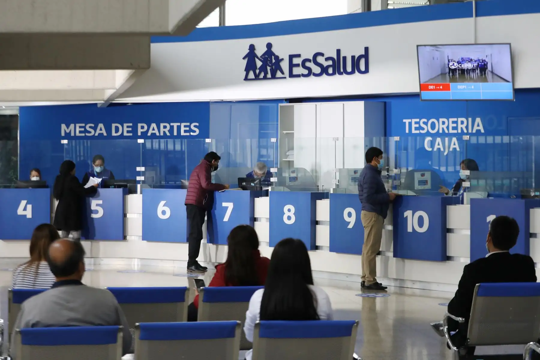 La mesa de partes, ubicada en el hall principal, dispone de 14 ventanillas en las que los usuarios son atendidos cumpliendo las medidas de bioseguridad como desinfección de manos y distanciamiento físico. El horario de atención es de lunes a viernes, de 8:00 a.m. a 4:00 p.m. Foto: ANDINA/ EsSalud