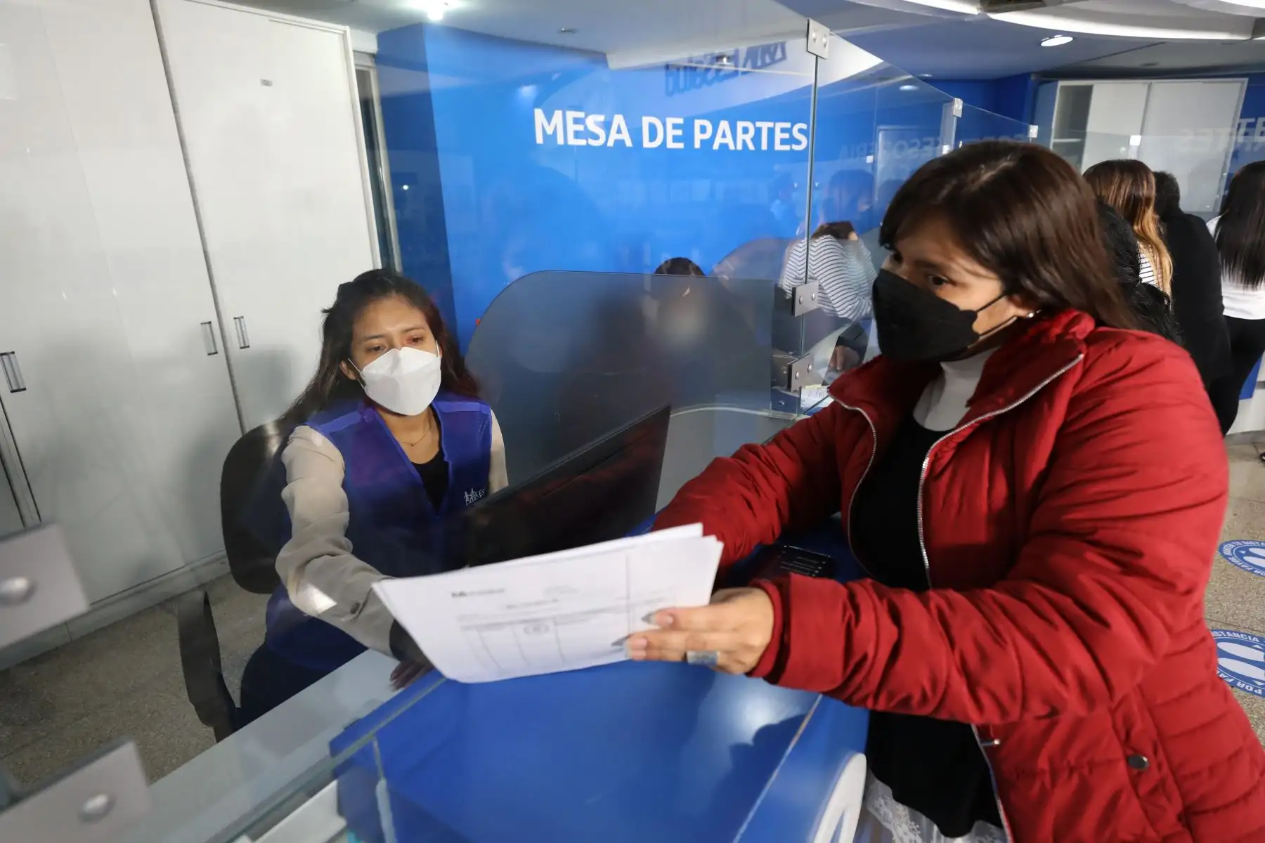 Además, se han habilitado nuevas butacas y actualizado el sistema de gestión de colas para que los usuarios tengan una mayor comodidad y orden al momento de recibir la atención. El aforo es de 78 personas. Foto: ANDINA/ EsSalud
