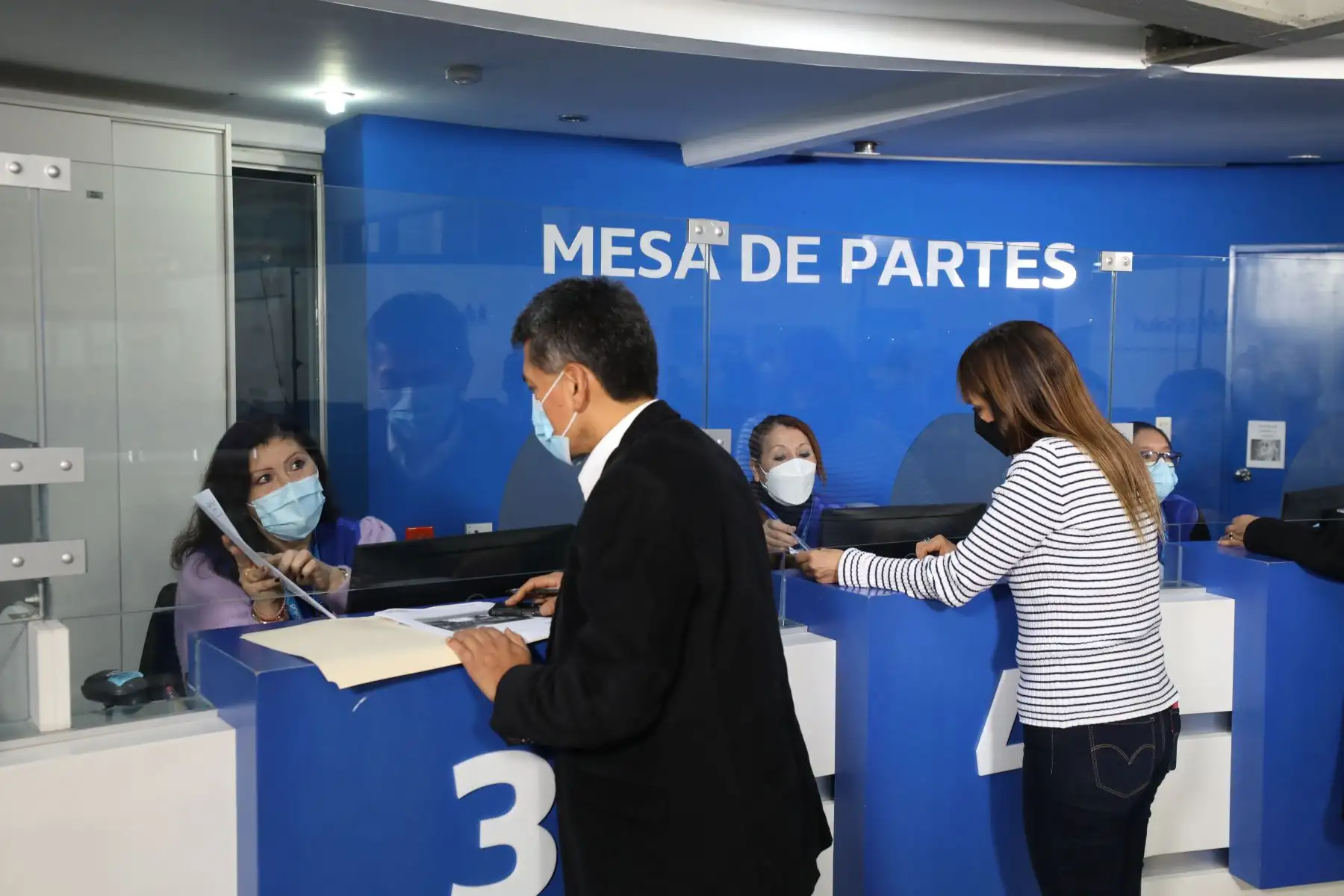 Asimismo, en cumplimiento de la Ley N° 27408, se han habilitado ventanillas para la atención preferencial a adultos mayores, gestantes y personas con discapacidad. Foto: ANDINA/ EsSalud