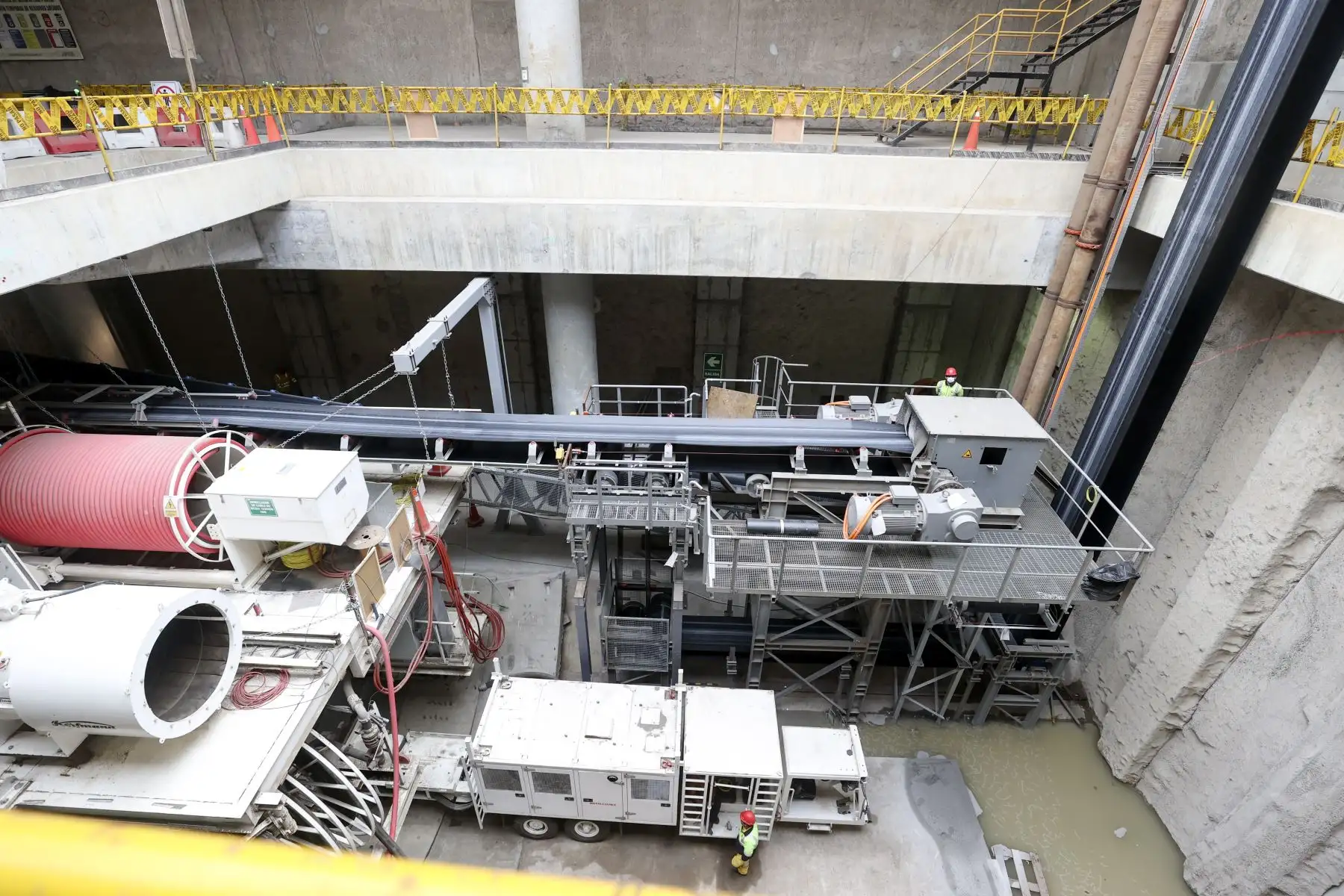 “Micaela”, la gigantesca maquinaria de 148 metros de longitud y su rueda de corte de 10,27 metros de diámetro, procedente de Alemania, es la encargada de realizar esta ardua labor, donde excavará, aproximadamente, más de mil metros cúbicos de tierra y roca por día. Foto: ANDINA/ Vidal Tarqui