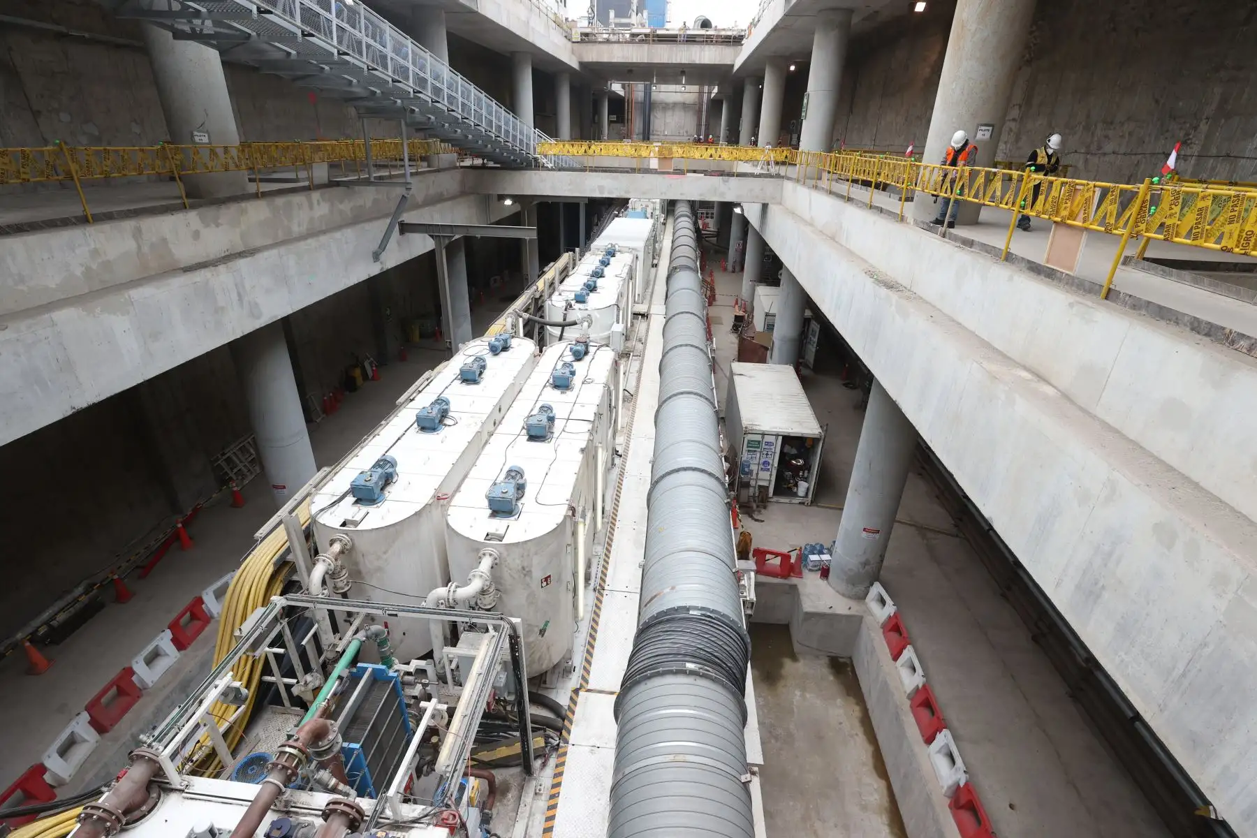 “Micaela”, la gigantesca maquinaria de 148 metros de longitud y su rueda de corte de 10,27 metros de diámetro, procedente de Alemania, es la encargada de realizar esta ardua labor, donde excavará, aproximadamente, más de mil metros cúbicos de tierra y roca por día. Foto: ANDINA/ Vidal Tarqui