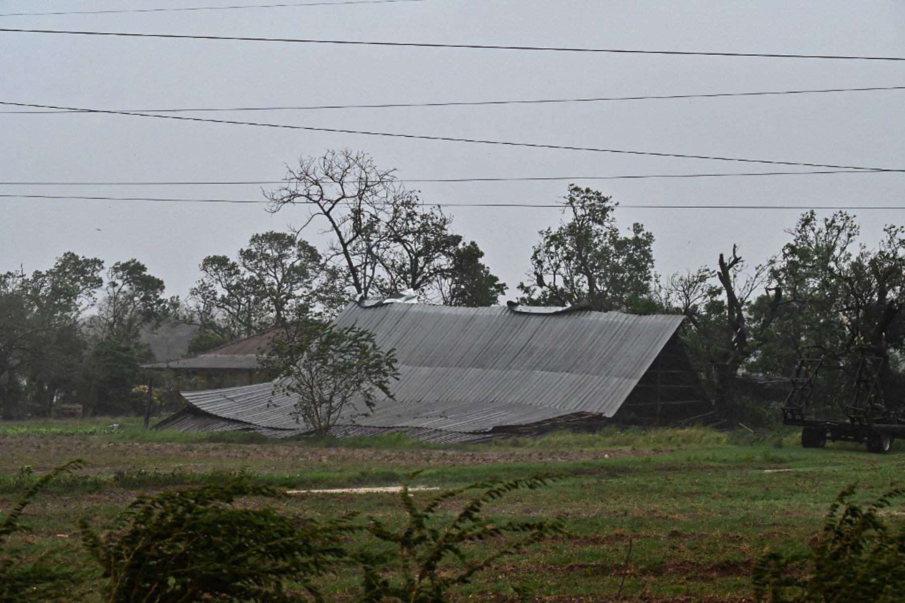 Se observa el techo caído de una casa en Consolación del Sur, Cuba, durante el paso del huracán Ian.  Foto: AFP