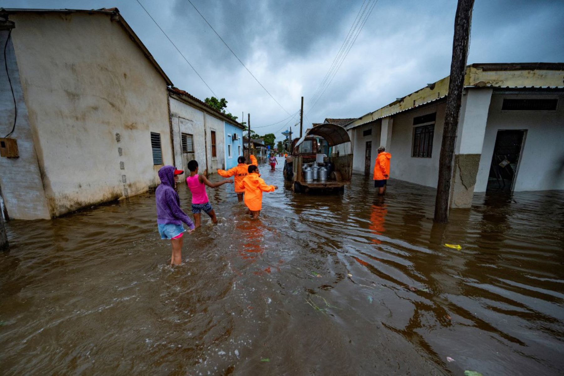 La gente camina por una calle inundada en Batabano, Cuba, durante el paso del huracán Ian. Foto: AFP