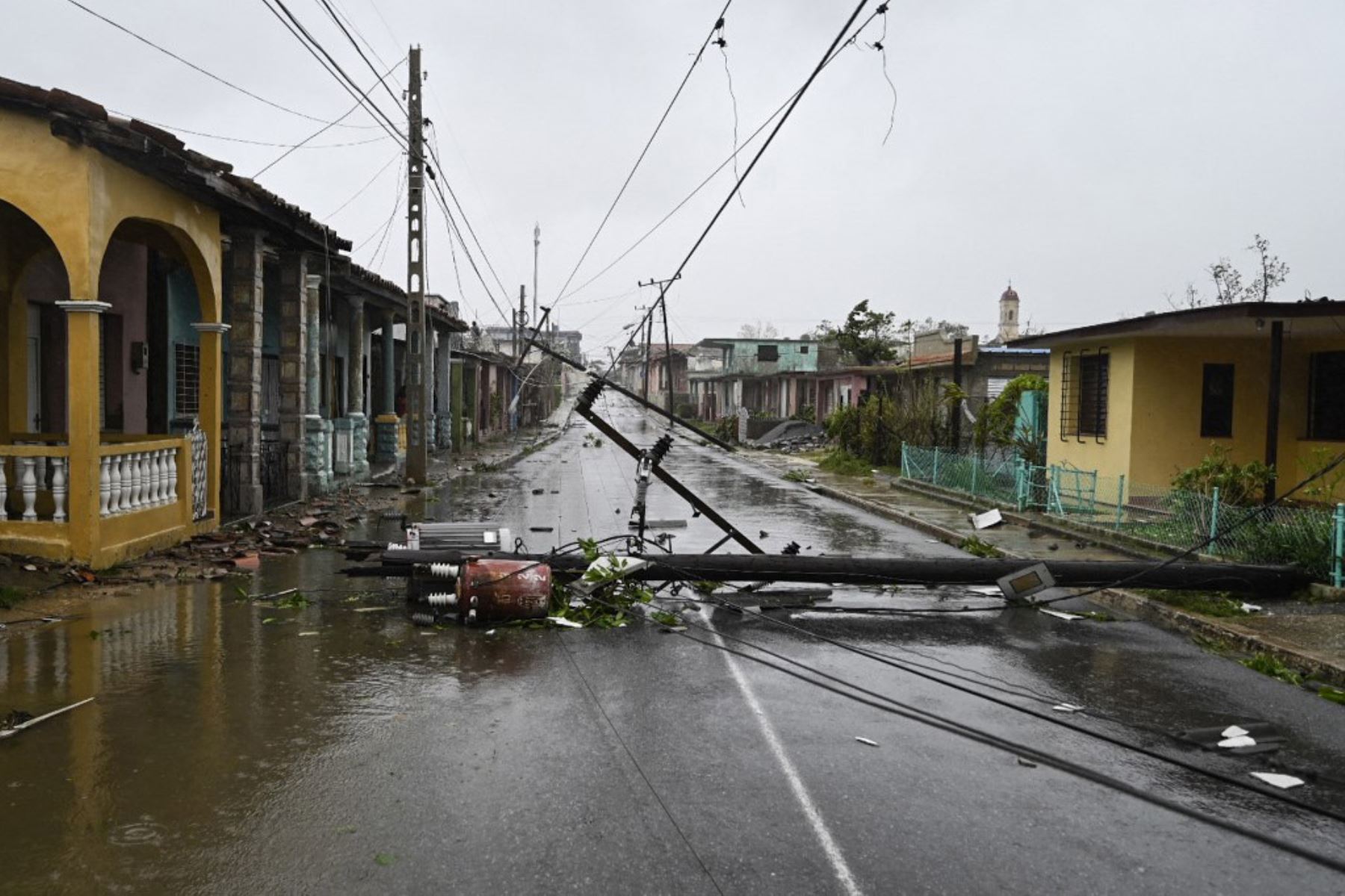 Un poste de luz se encuentra en la calle de Consolación del Sur, Cuba, durante el paso del huracán Ian.
 Foto: AFP