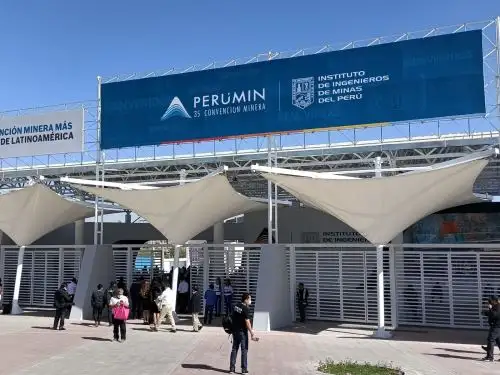 Al menos 900 agentes de la Policía Nacional brindan seguridad a los participantes de Perumin, el certamen minero más importante de Perú que se celebra en Arequipa. Foto: Rocío Méndez
