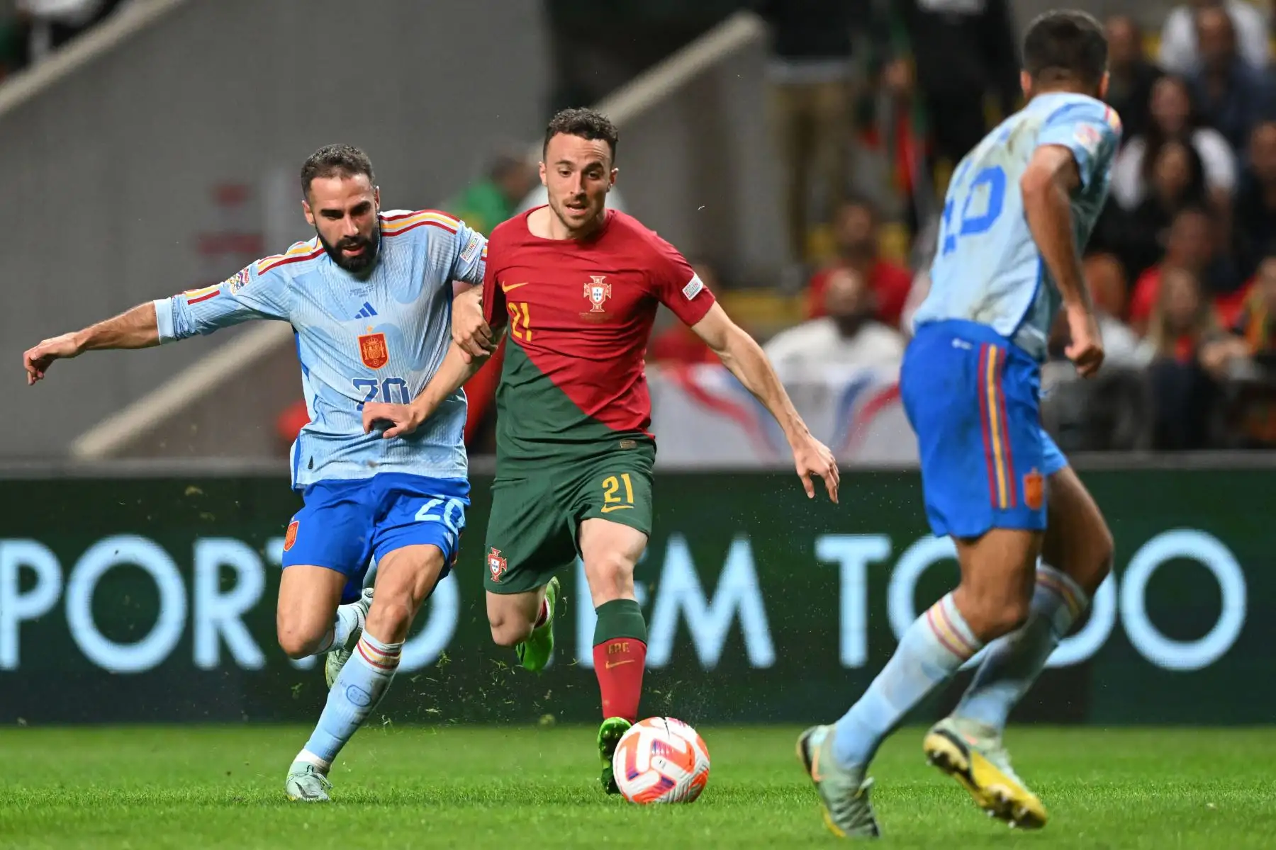 El defensa español Dani Carvajal compite con el delantero portugués Diogo Jota  durante el partido de fútbol del grupo 2 de la Liga de Naciones de la UEFA, liga A, entre Portugal y España, en el Estadio Municipal de Braga.
Foto: AFP
