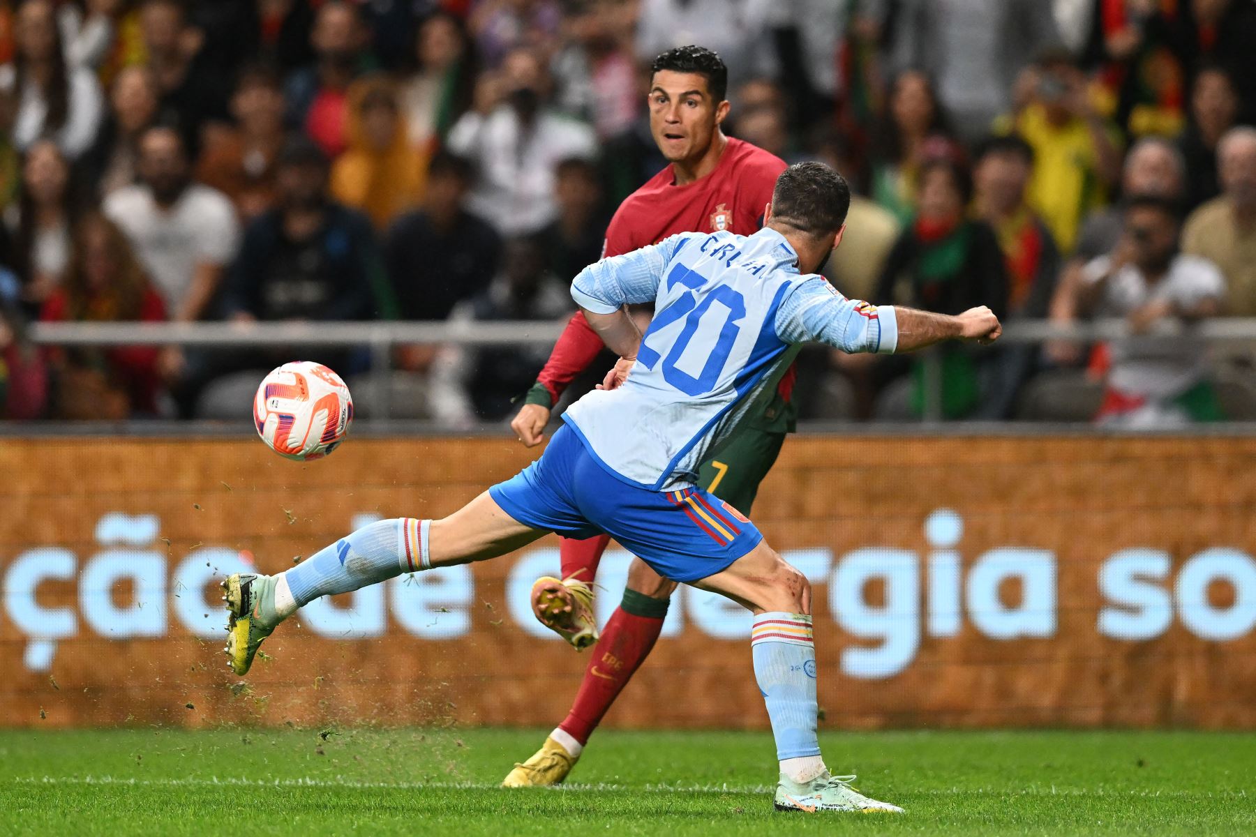 El delantero portugués Cristiano Ronaldo compite con el defensor español Dani Carvajal  durante el partido de fútbol del grupo 2 de la Liga de Naciones de la UEFA, liga A, entre Portugal y España, en el Estadio Municipal de Braga.
Foto: AFP