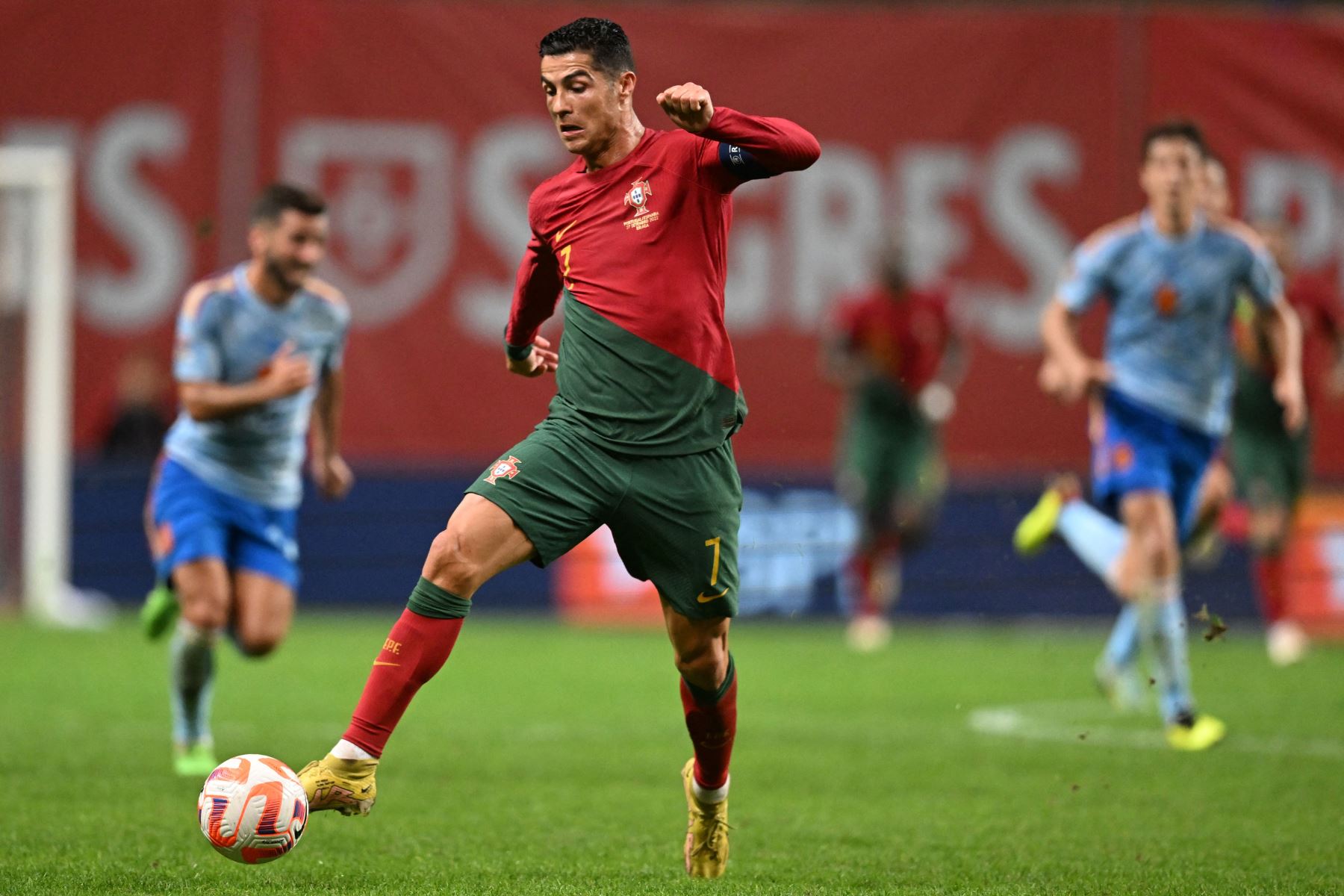 El delantero portugués Cristiano Ronaldo controla el balón durante el partido de fútbol del grupo 2 de la Liga de Naciones de la UEFA, liga A, entre Portugal y España, en el Estadio Municipal de Braga.
Foto: AFP