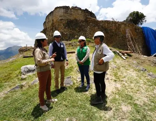 Una comitiva técnica confirmada por especialistas de la Unesco Perú, de la World Monuments Found y de Latam Airlines visitaron la Fortaleza de Kuélap para inspeccionar los trabajos de recuperación de ese sitio arqueológico ubicado en Amazonas. ANDINA/Difusión