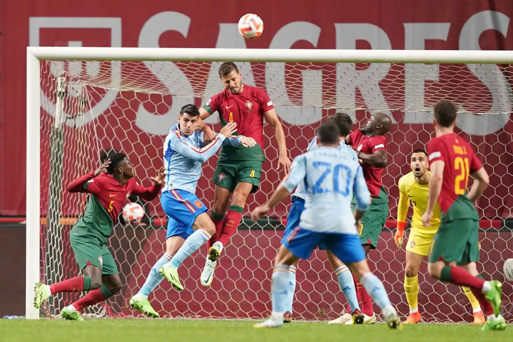 El jugador portugués Ruben Dias en acción contra el jugador español Álvaro Morata durante el partido de fútbol de la Liga de Naciones de la UEFA entre Portugal y España en el Estadio Municipal de Braga, Portugal.
Foto: EFE