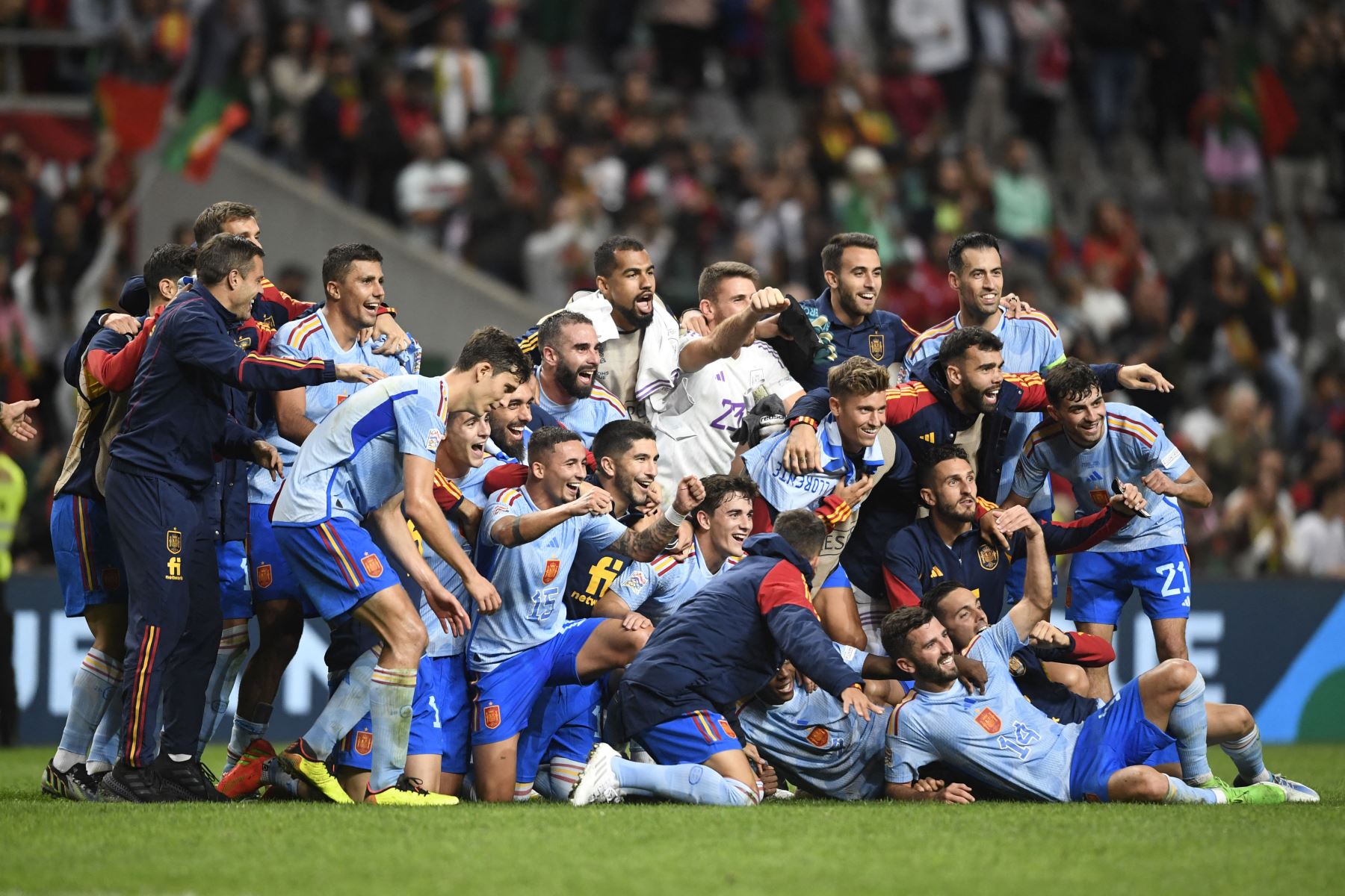 Los jugadores españoles celebran después de ganar el partido de fútbol del grupo 2 de la Liga de Naciones de la UEFA, liga A, entre Portugal y España, en el Estadio Municipal de Braga.
Foto: AFP