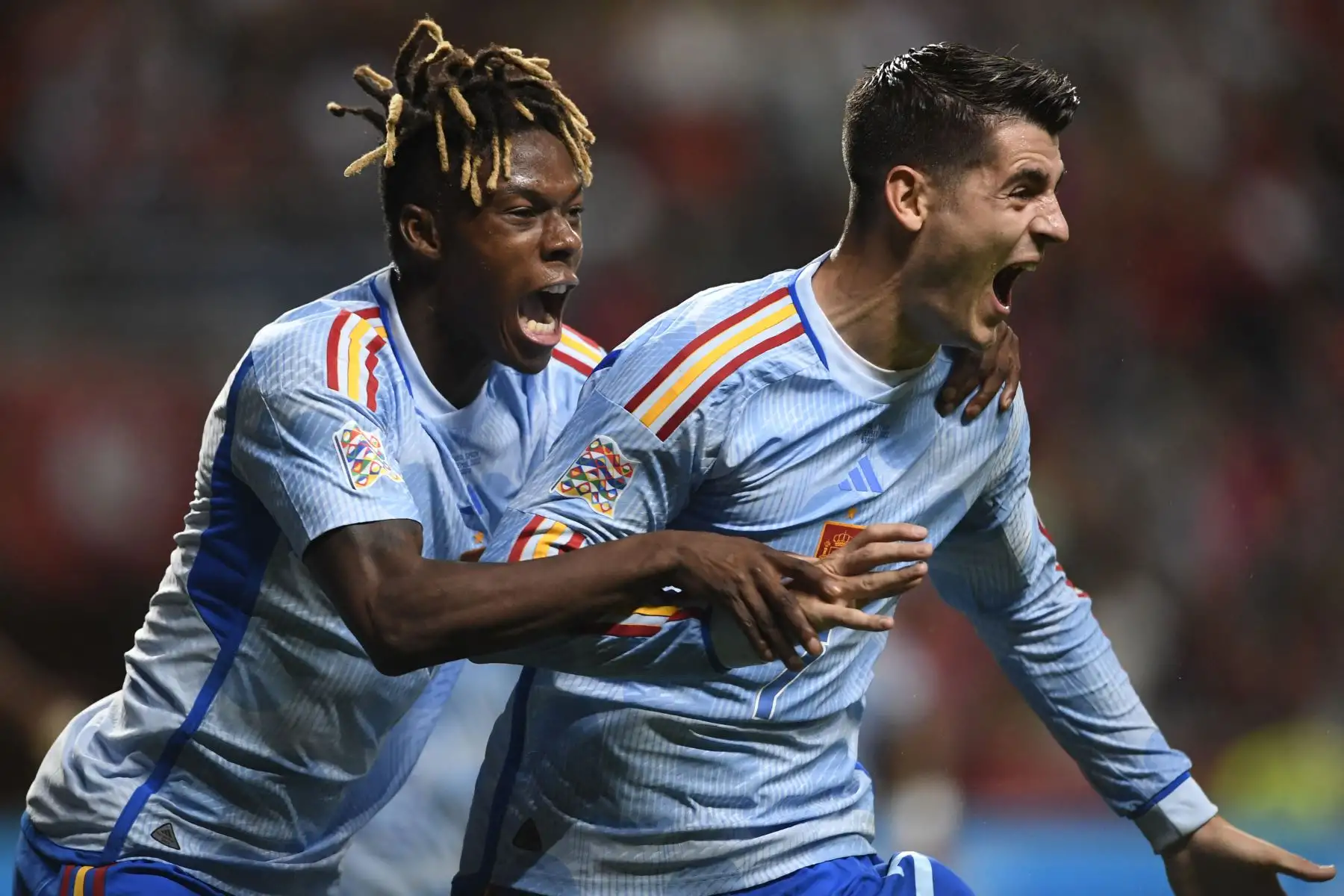 El delantero español Álvaro Morata  celebra con el centrocampista español Nico Williams después de marcar el primer gol de su equipo durante el partido de fútbol del grupo 2 de la Liga de Naciones de la UEFA, liga A, entre Portugal y España, en el Estadio Municipal de Braga.
Foto: AFP
