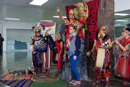 Turistas nacionales y extranjeros fueron recibidos por el inca Pachacútec con ocasión del Día Internacional del Turismo