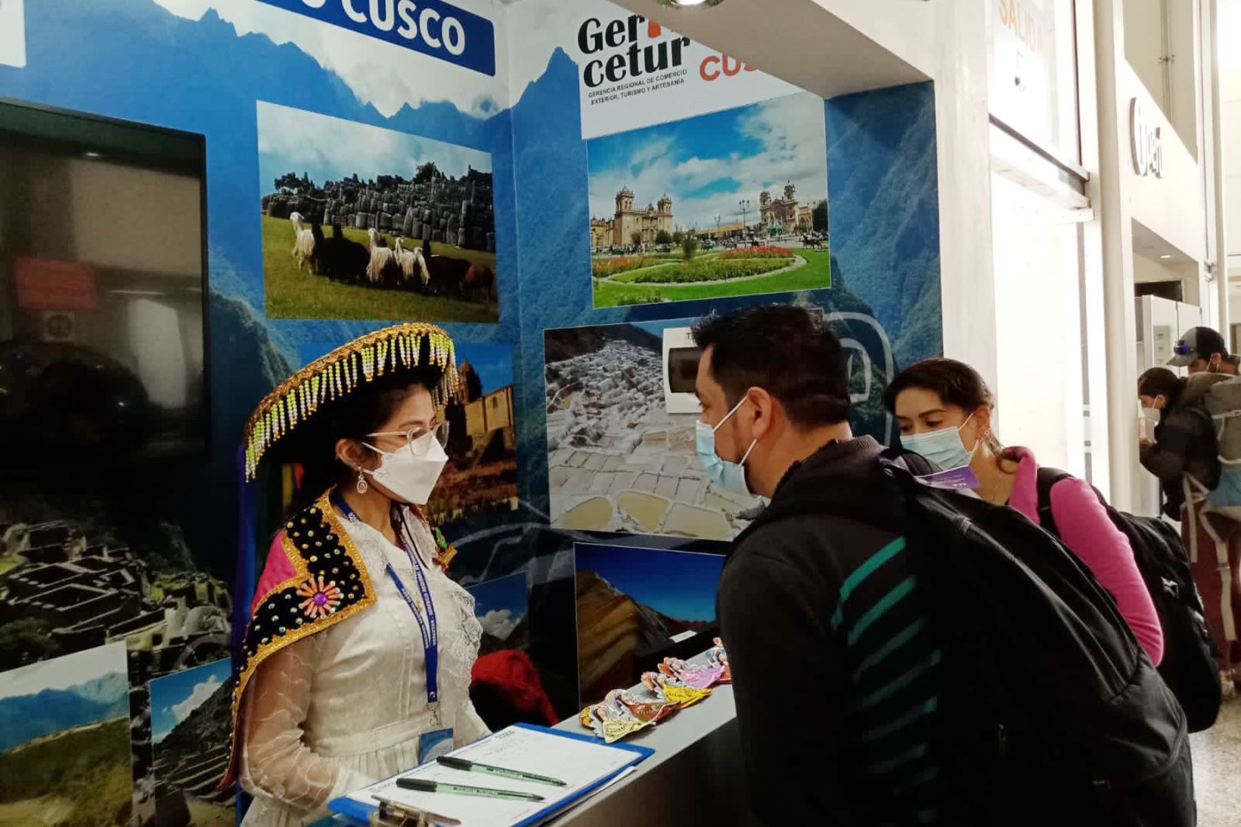 Turistas nacionales y extranjeros fueron recibidos por el inca Pachacútec en el aeropuerto teniente Alejandro Velasco Astete de la ciudad del Cusco, con ocasión del Día Internacional del Turismo.
Foto: ANDINA/Percy Hurtado Santillán