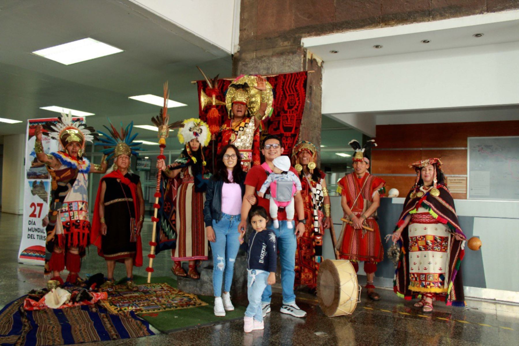 Turistas nacionales y extranjeros fueron recibidos por el inca Pachacútec en el aeropuerto teniente Alejandro Velasco Astete de la ciudad del Cusco, con ocasión del Día Internacional del Turismo.
Foto: ANDINA/Percy Hurtado Santillán