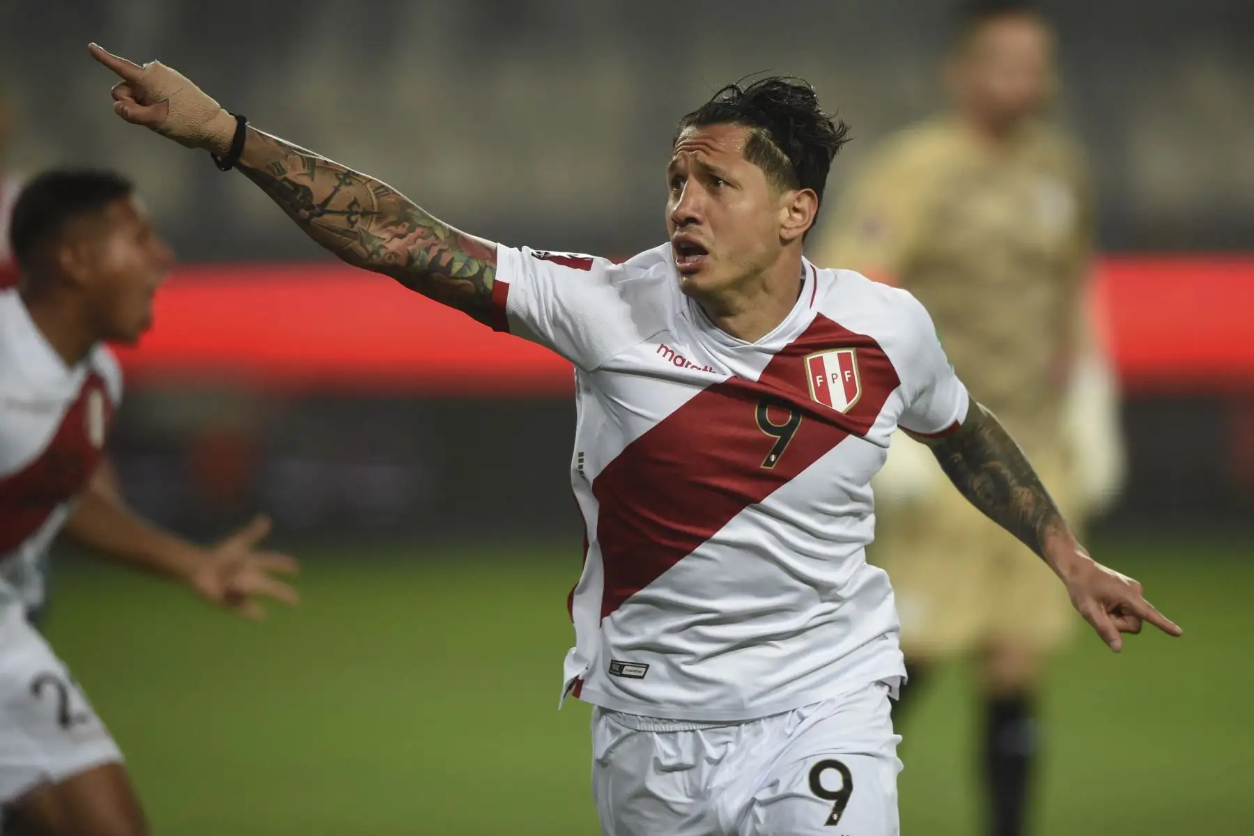 Gianluca Lapadula de Perú celebra después de anotar contra Paraguay durante su partido de fútbol de clasificación sudamericana para la Copa Mundial de la FIFA Qatar 2022 en el Estadio Nacional de Lima.
Foto: AFP