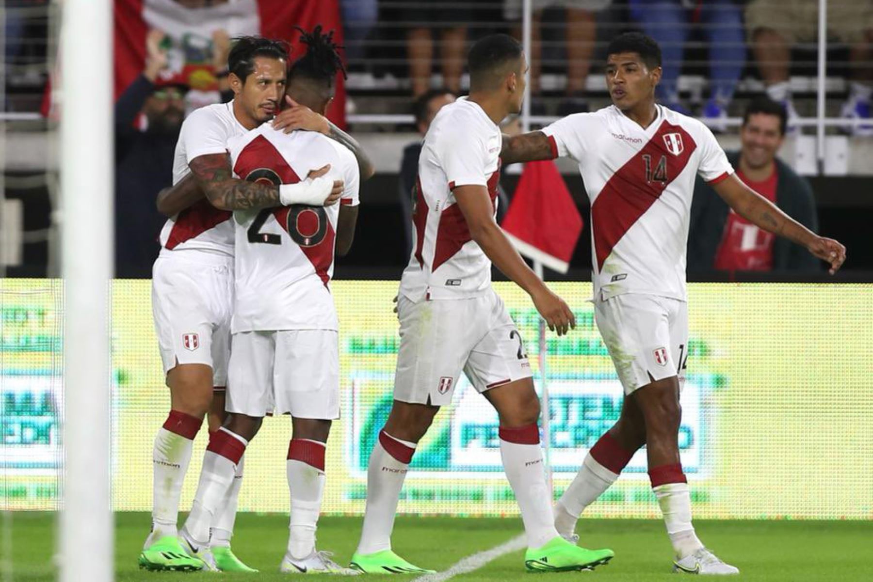 Gianluca Lapadula, celebra su gol anotado ante la selección de El Salvador, en un partido amistoso que se juega  en el estadio Audi Field, en Washington D.C, en el segundo partido de la era Juan Reynoso.
Foto: Selección Peruana
