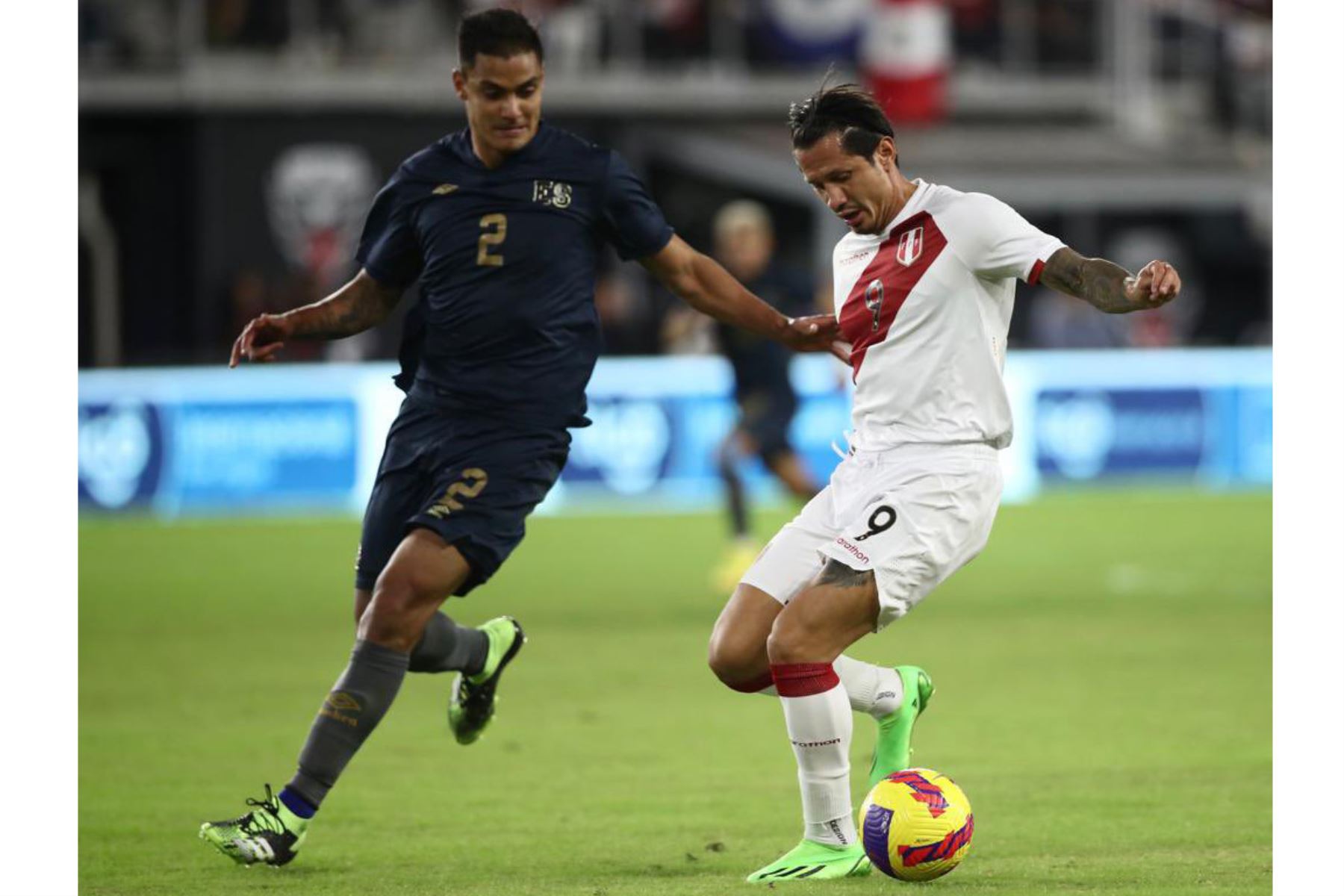 Gianluca Lapadula disputa el balón ante la selección de El Salvador, en un partido amistoso que se juega  en el estadio Audi Field, en Washington D.C, en el segundo partido de la era Juan Reynoso.
Foto: Selección Peruana