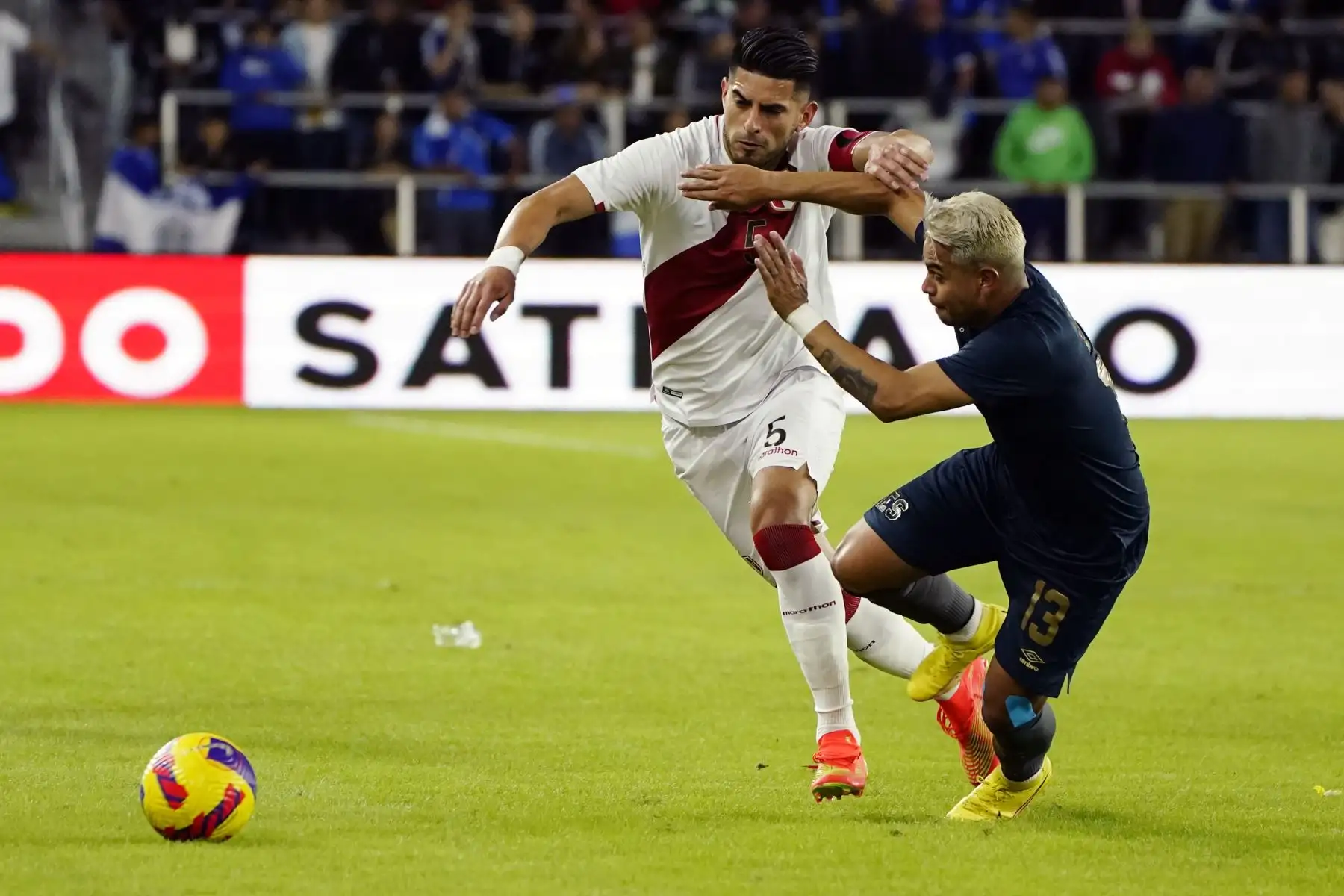 Carlos Zambrano de Perú en acción contra Alexander Laraôn  de El Salvador durante el partido amistoso internacional entre Perú y El Salvador en Audi Field en Washington, DC, EE. UU.
Foto: EFE