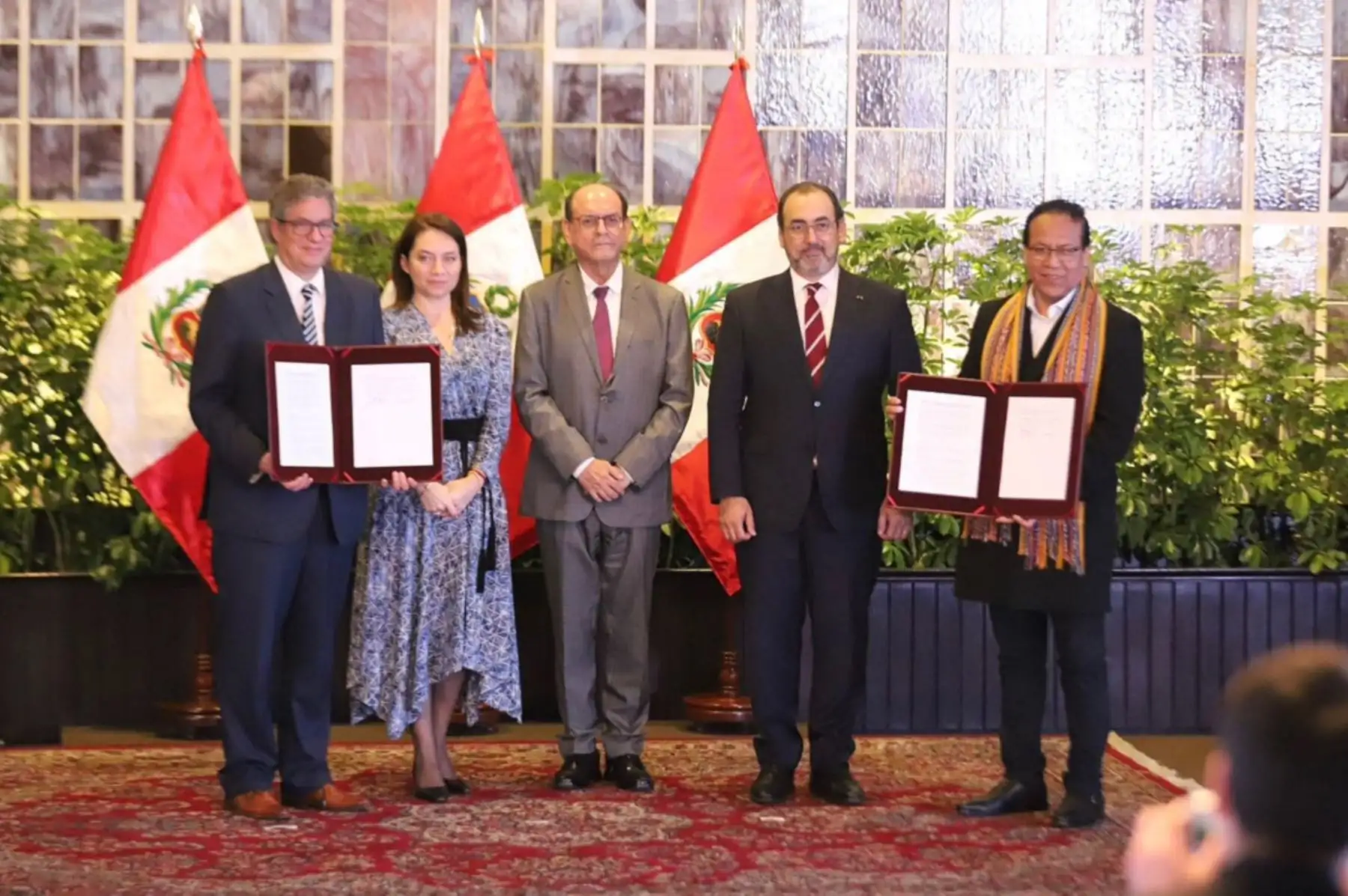 El ministro de Comercio Exterior y Turismo, Roberto Sánchez, muestra el Memorándum de Entendimiento con la CAF para impulsar la transformación digital en el sector turismo. Foto: Cortesía.