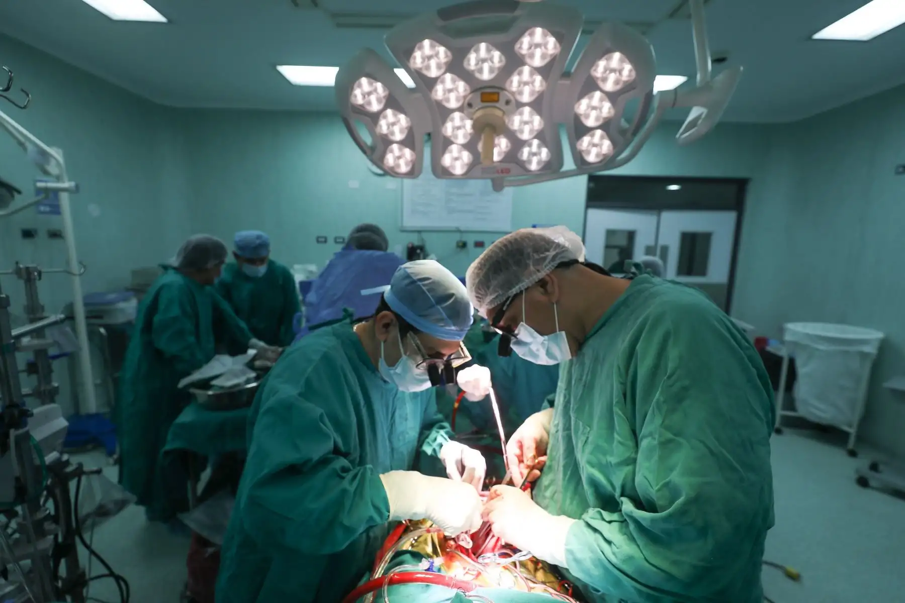 EsSalud, Ministerio del Interior y la Policía Nacional del Perú en trabajo coordinado lograron el trasladó de un corazón, del Hospital Alberto Seguín Escobedo de Arequipa al helipuerto del Hospital Rebagliati, en Lima, para ser trasplantado por los médicos del INCOR. 
Foto: EsSalud