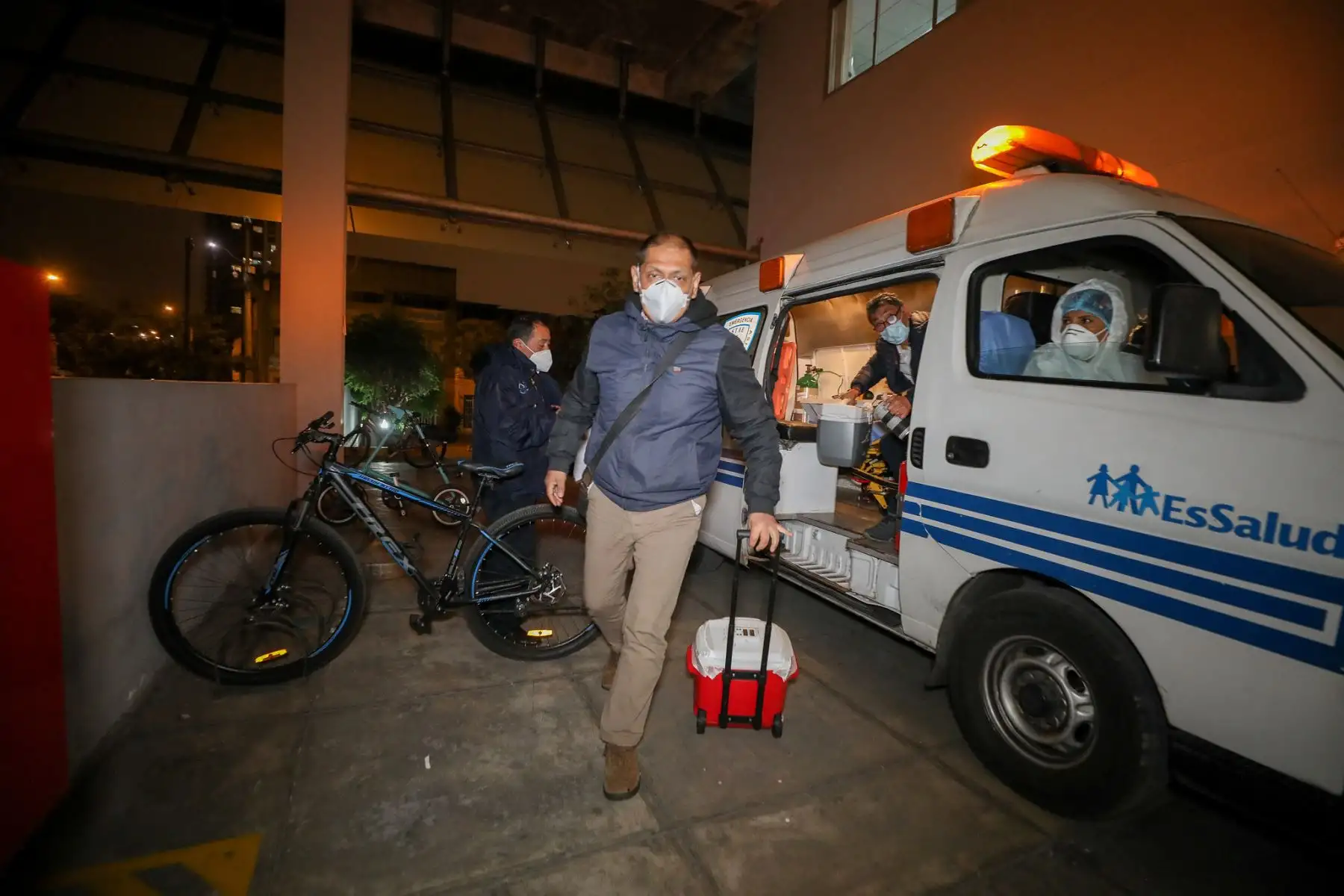 EsSalud, Ministerio del Interior y la Policía Nacional del Perú en trabajo coordinado lograron el trasladó de un corazón, del Hospital Alberto Seguín Escobedo de Arequipa al helipuerto del Hospital Rebagliati, en Lima, para ser trasplantado por los médicos del INCOR. 
Foto: EsSalud