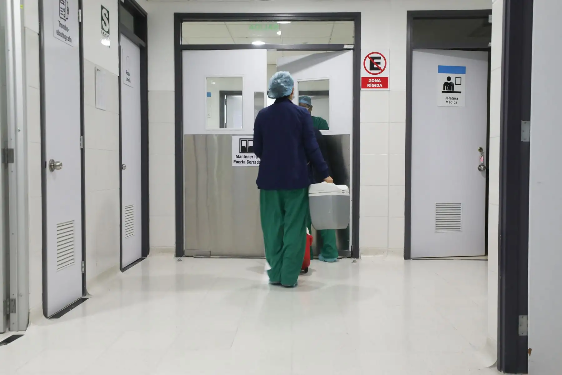 EsSalud, Ministerio del Interior y la Policía Nacional del Perú en trabajo coordinado lograron el trasladó de un corazón, del Hospital Alberto Seguín Escobedo de Arequipa al helipuerto del Hospital Rebagliati, en Lima, para ser trasplantado por los médicos del INCOR. 
Foto: EsSalud