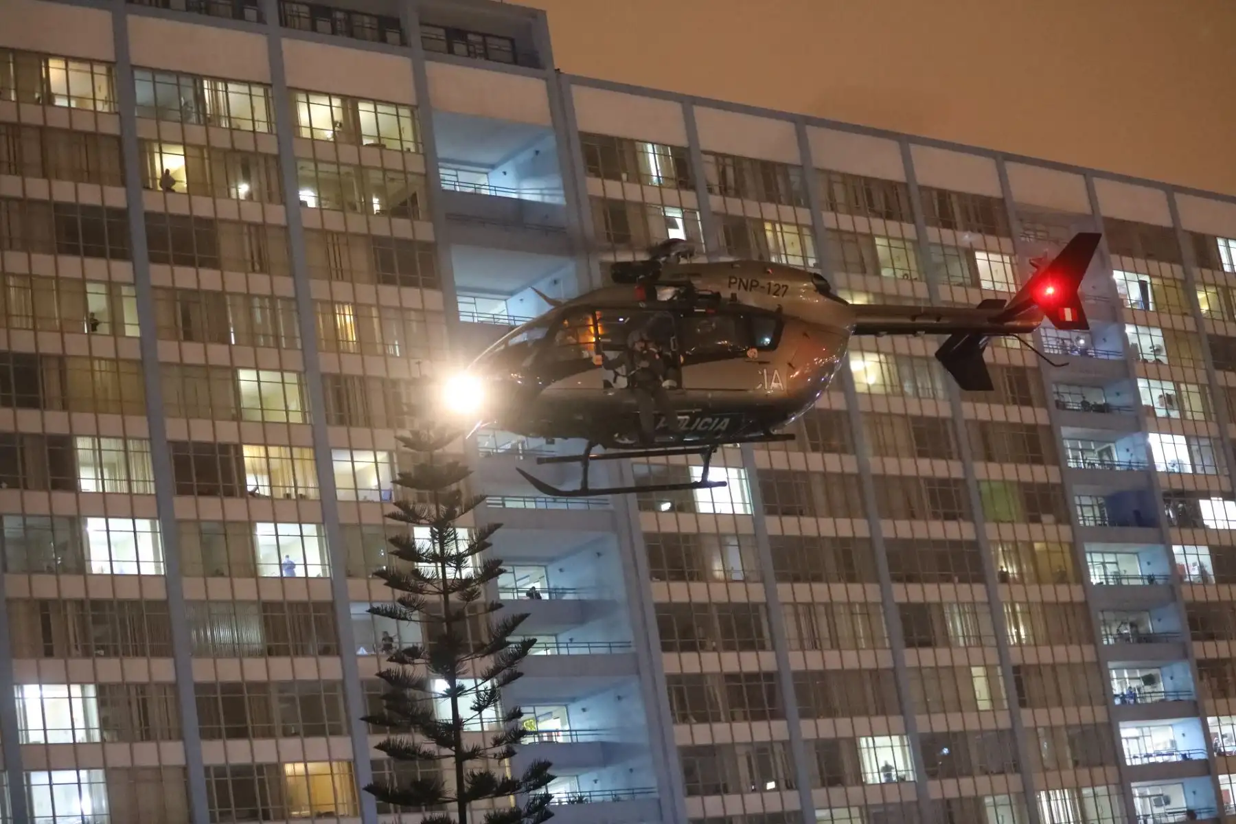 EsSalud, Ministerio del Interior y la Policía Nacional del Perú en trabajo coordinado lograron el trasladó de un corazón, del Hospital Alberto Seguín Escobedo de Arequipa al helipuerto del Hospital Rebagliati, en Lima, para ser trasplantado por los médicos del INCOR. 
Foto: EsSalud